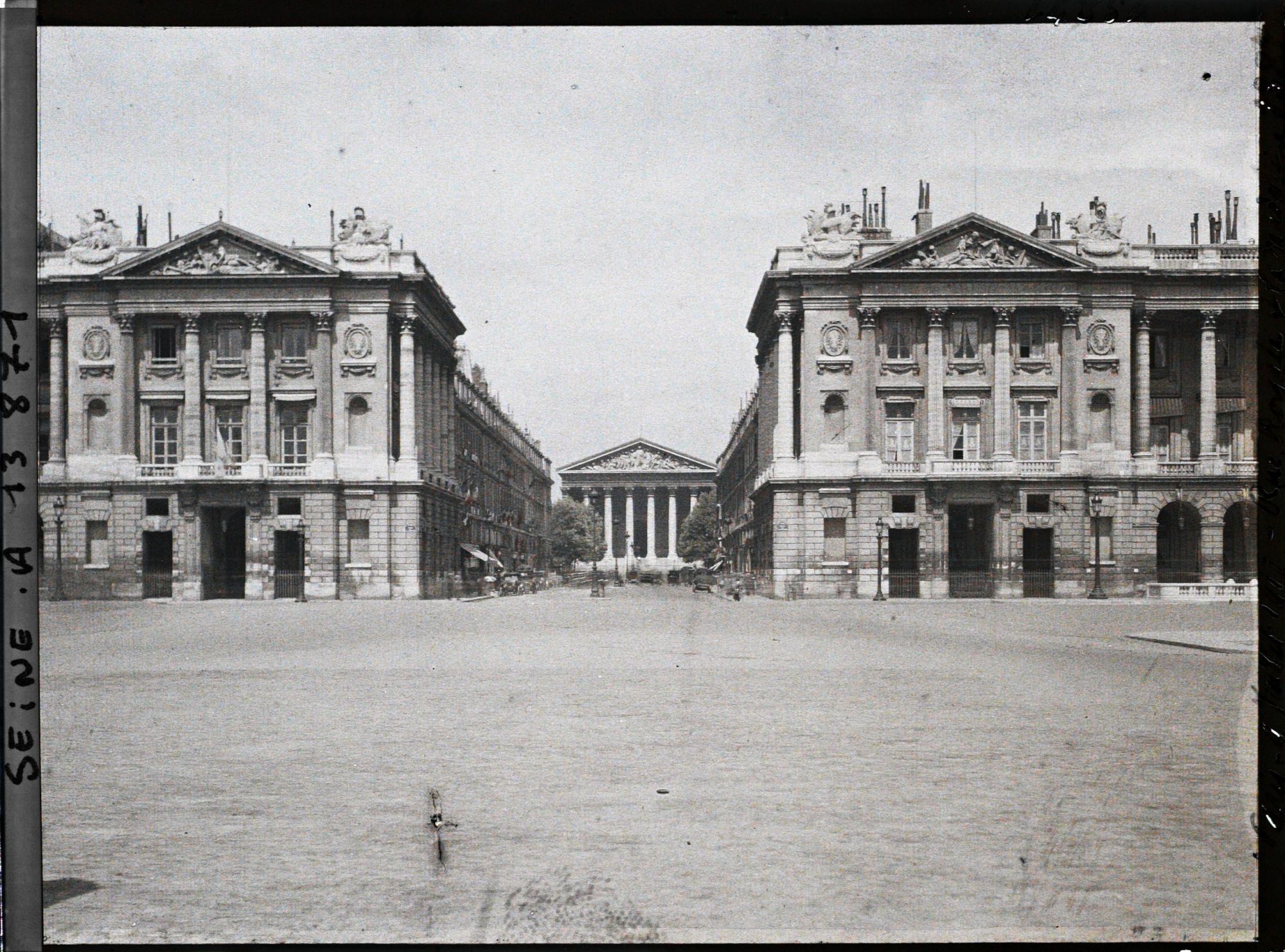 Image représentant La rue Royale et l'église de la Madeleine depuis la place de la Concorde