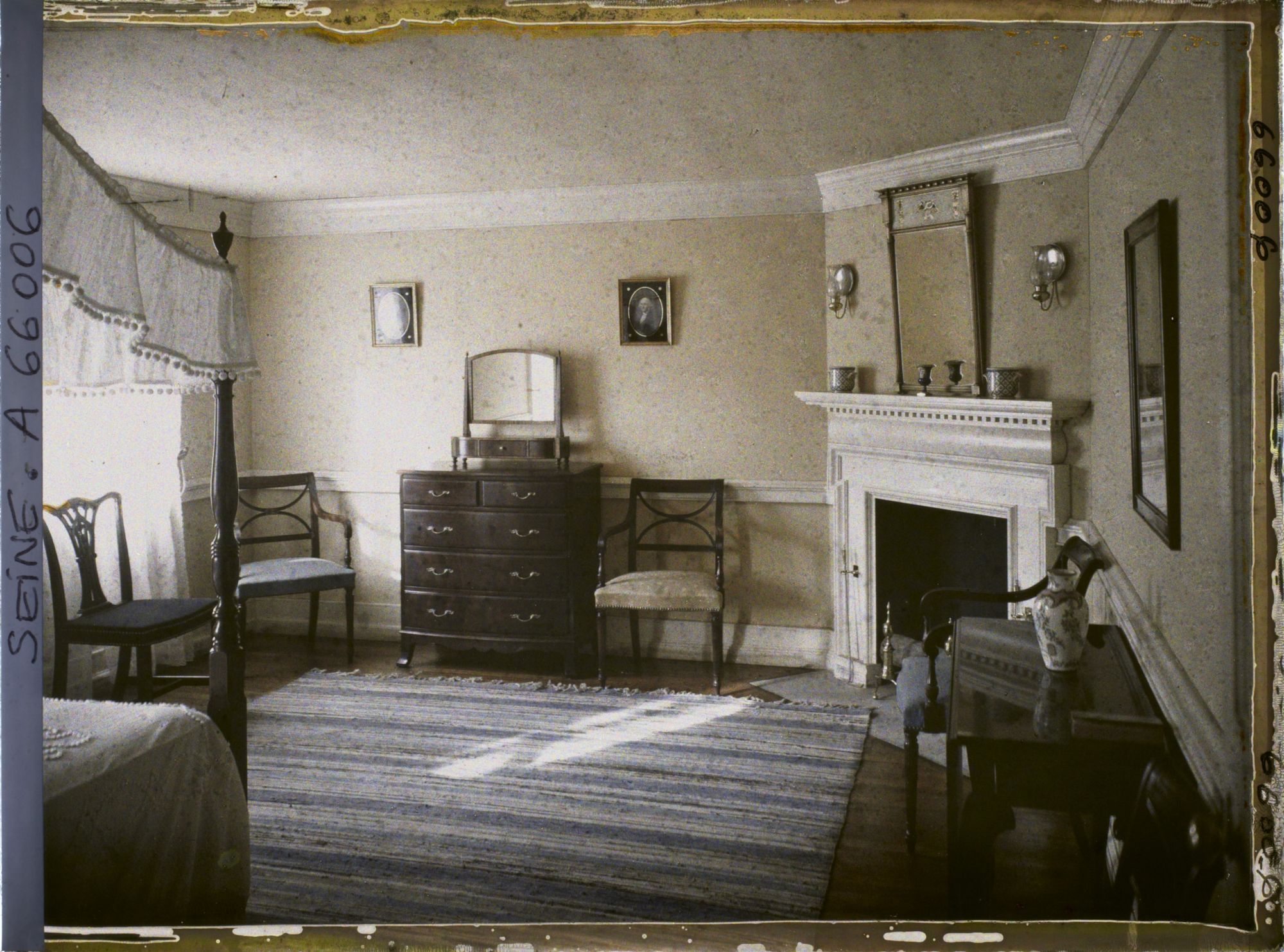 Image représentant L'Exposition Coloniale Internationale de 1931, une chambre de la maison de Georges Washington, section des États-Unis