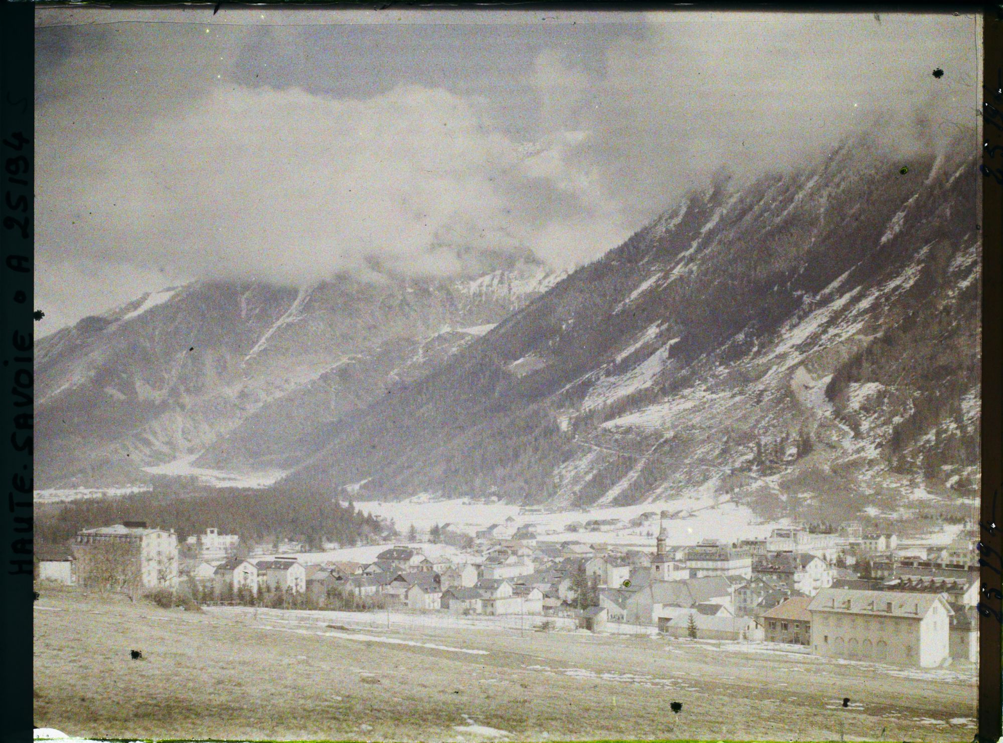Image représentant France Les Alpes, Chamonix, Chamonix, Vue panoramique du Village de Chamonix