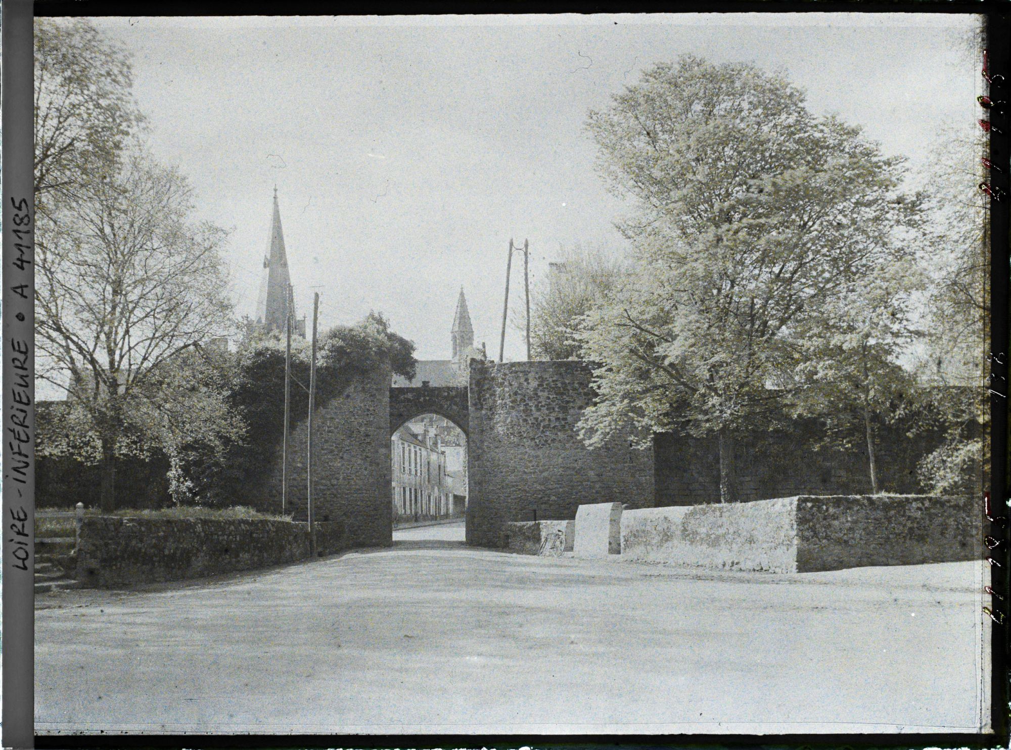 Image représentant La Porte Vannetaise et la collégiale Saint-Aubin