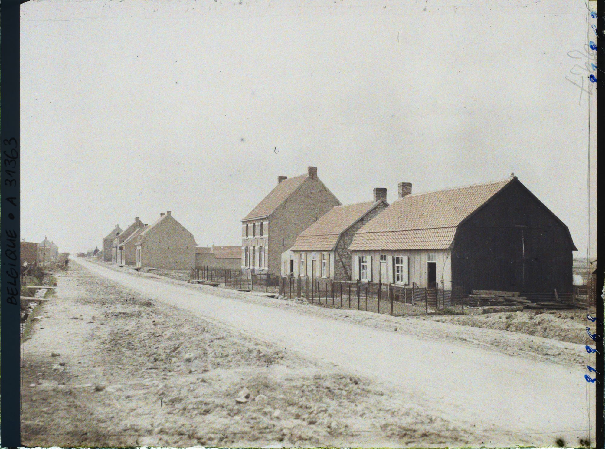 Image représentant Belgique, Zonnebeke, Maisons provisoires et maisons définitives