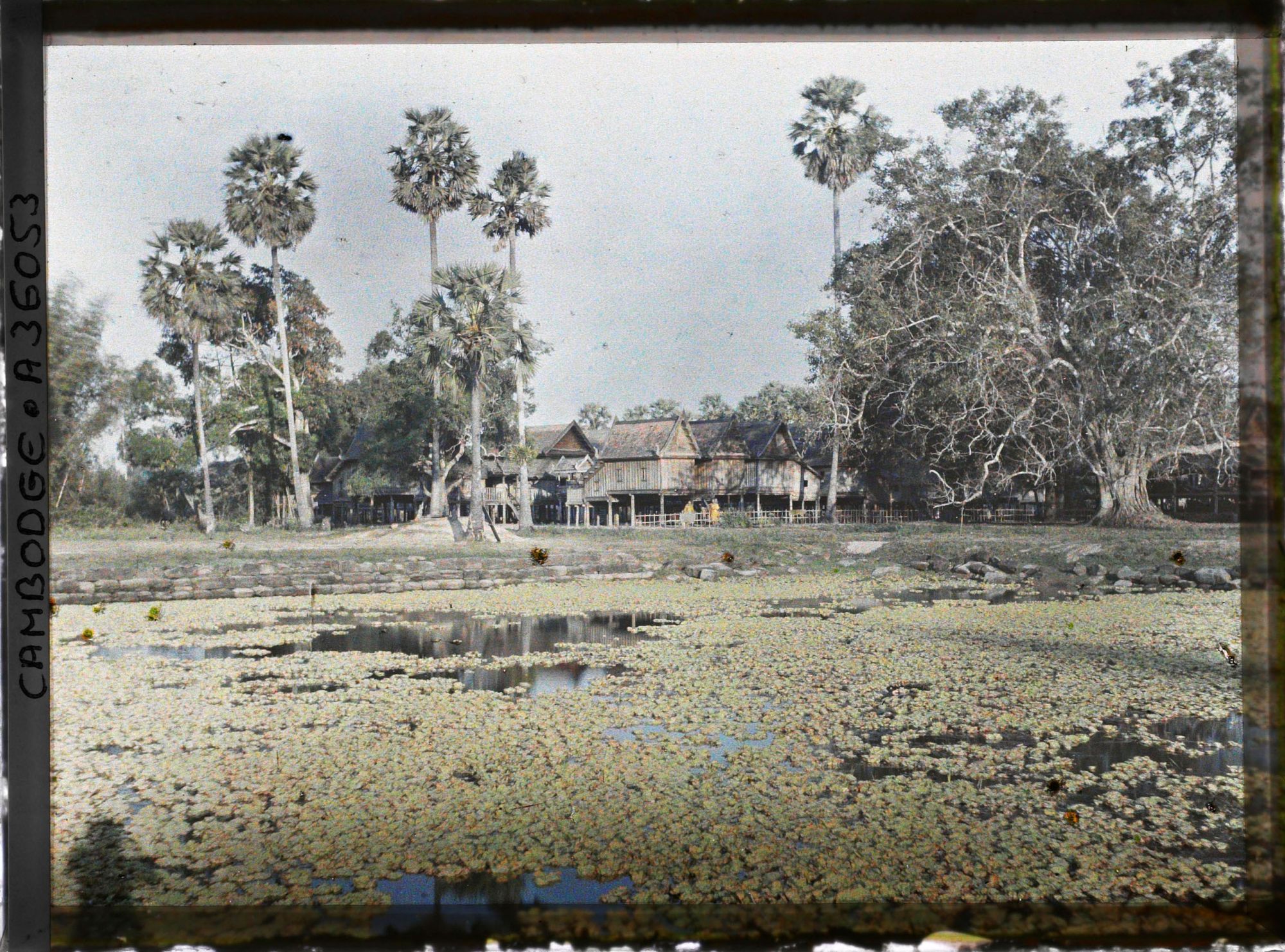 Image représentant Un édifice de la bonzerie, vu du bassin bordant le côté nord de la " grande chaussée "