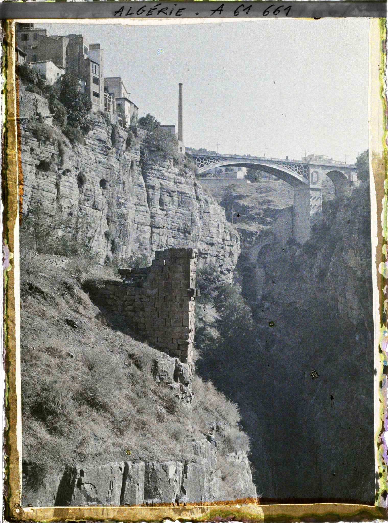 Image représentant Algérie, Constantine, Au fond des gorges, Ruines d'un Pont Romain, au fond, celui d'El Kantara