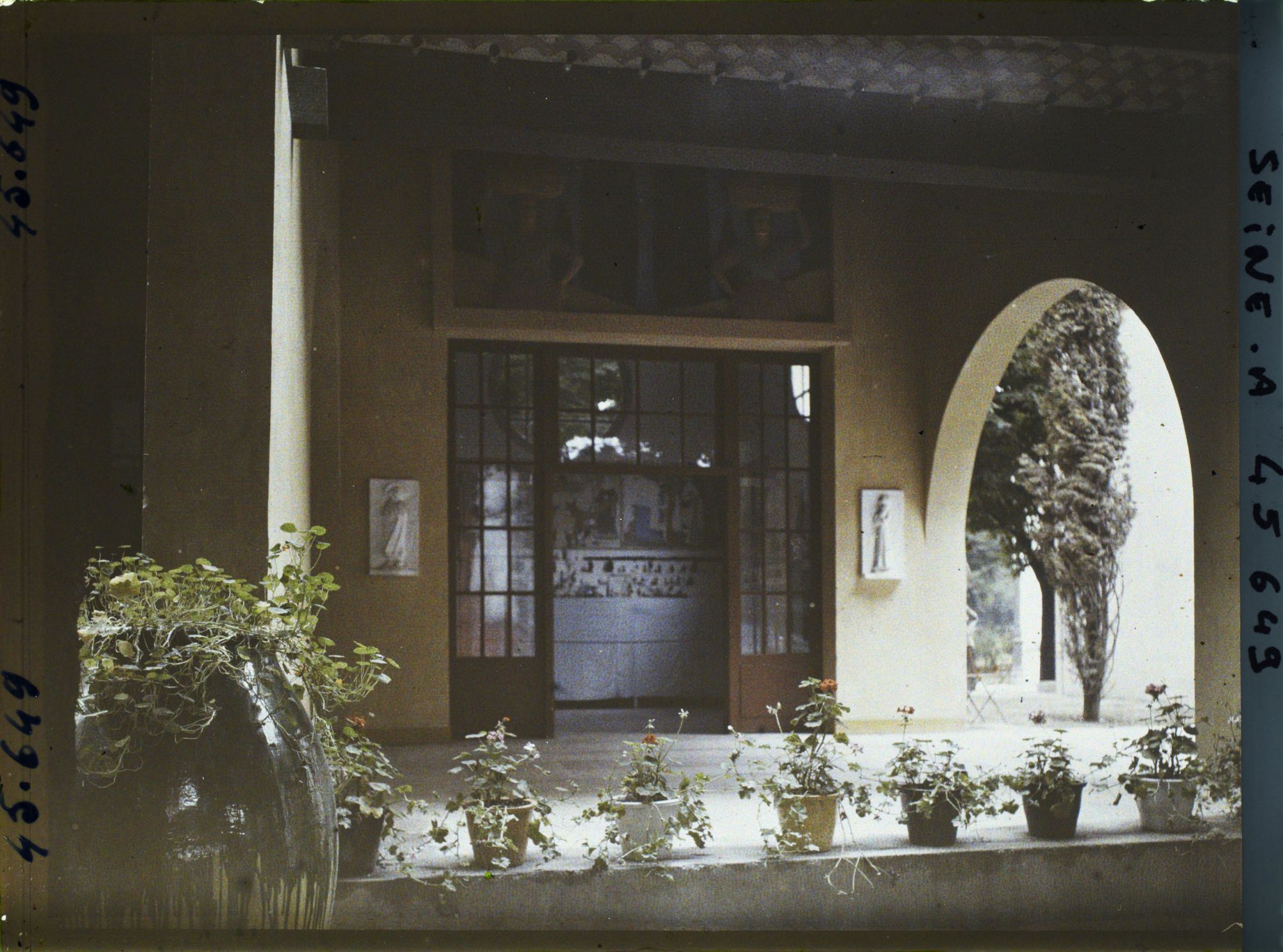 Image représentant L'Exposition des arts décoratifs, Pavillon de la Provence, sur le cours la Reine, Le mas