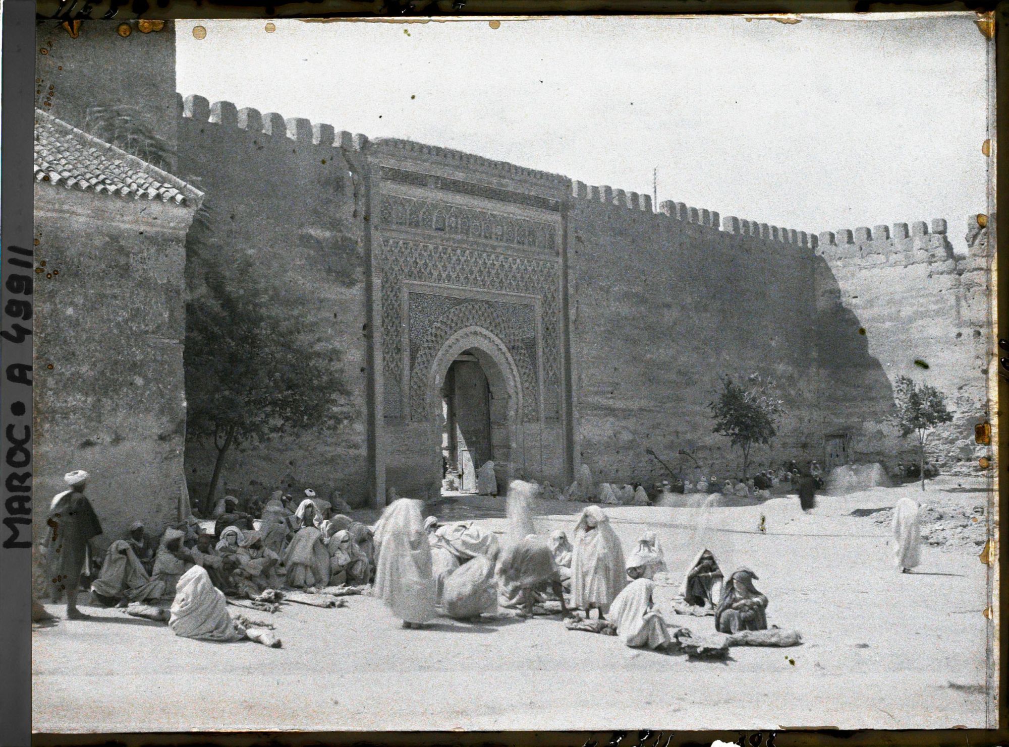Image représentant Le marché aux peaux de moutons près de la porte bâb Jemâa en-Nouar (" porte de la mosquée des Fleurs ")