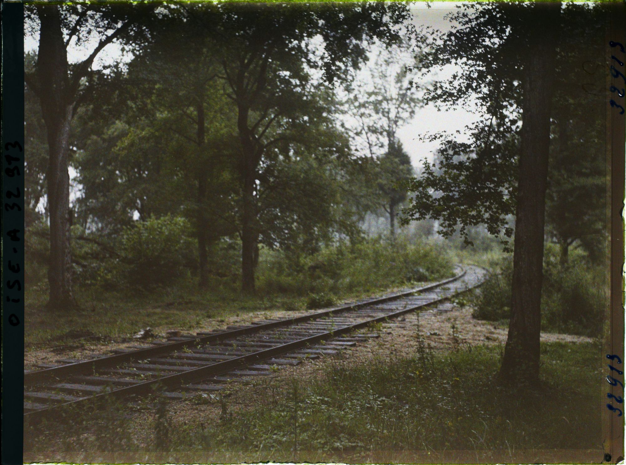 Image représentant Carrefour de l'armistice, autre aspect de la voie à l'emplacement du train du maréchal (Foch)