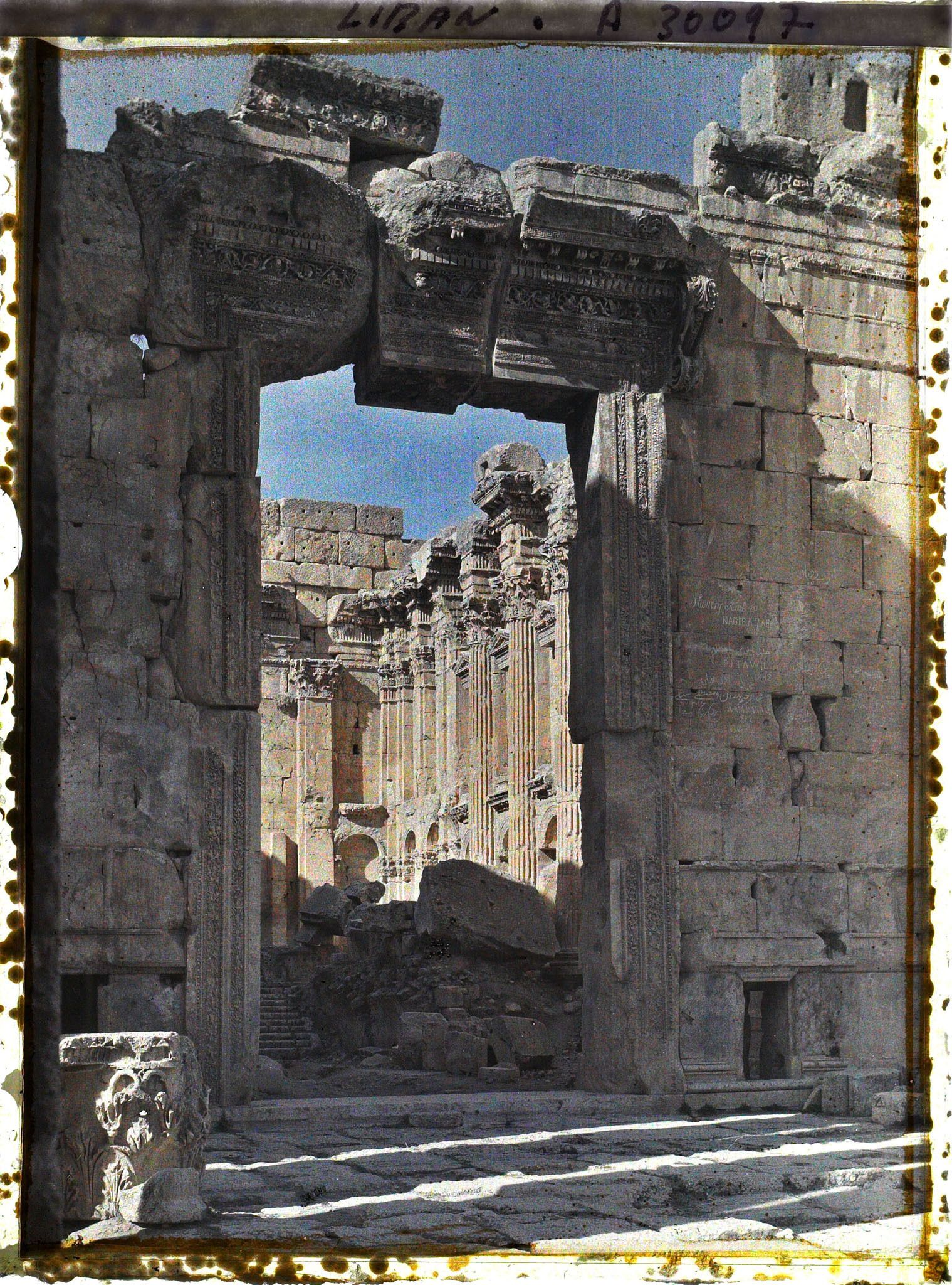 Image représentant Vue externe du portail d'entrée de la Cella du temple dit de Bacchus