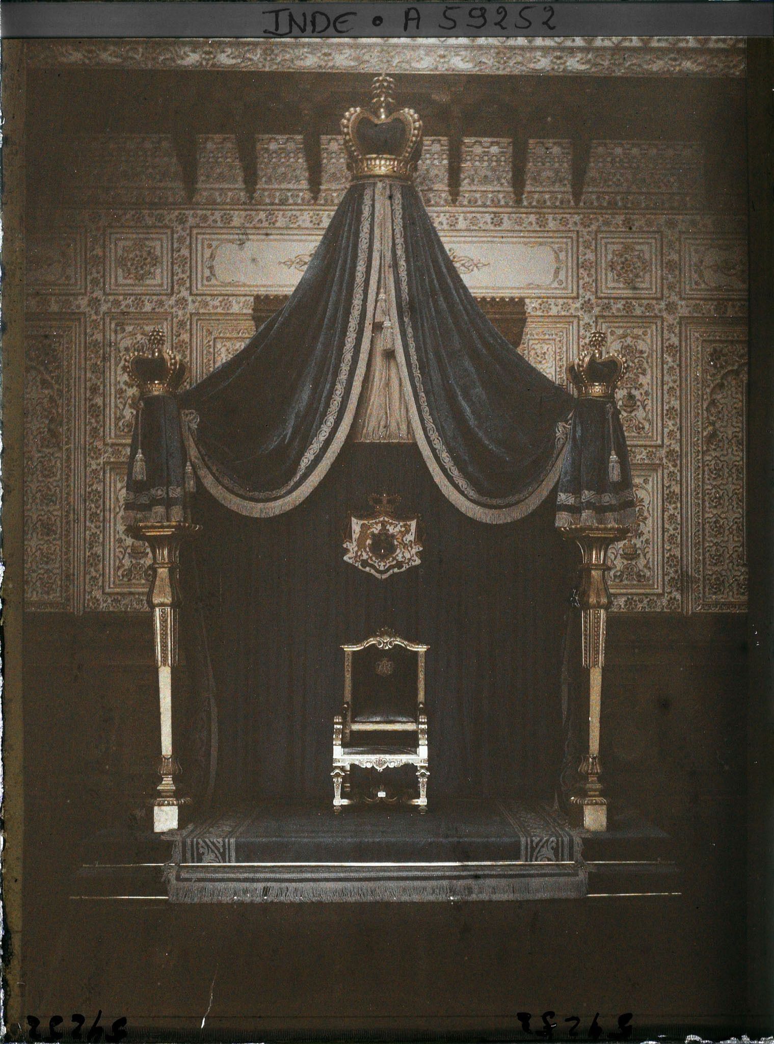 Image représentant Trône (gadi) dans la salle des audiences du palais Jagatjit