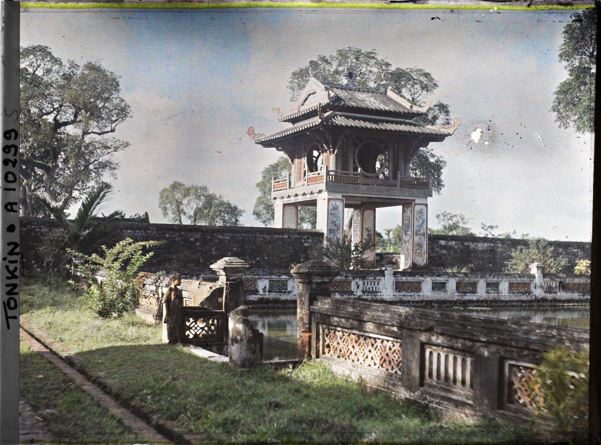 Image représentant Vue de la troisième cour sur la balustrade de l'enceinte du bassin quadrangulaire Thien-quang-tinh (" Puits où se reflète l'éclat pur du ciel ") et le Khue-van-cac (Kiosque de la Littérature) du Van-mieu