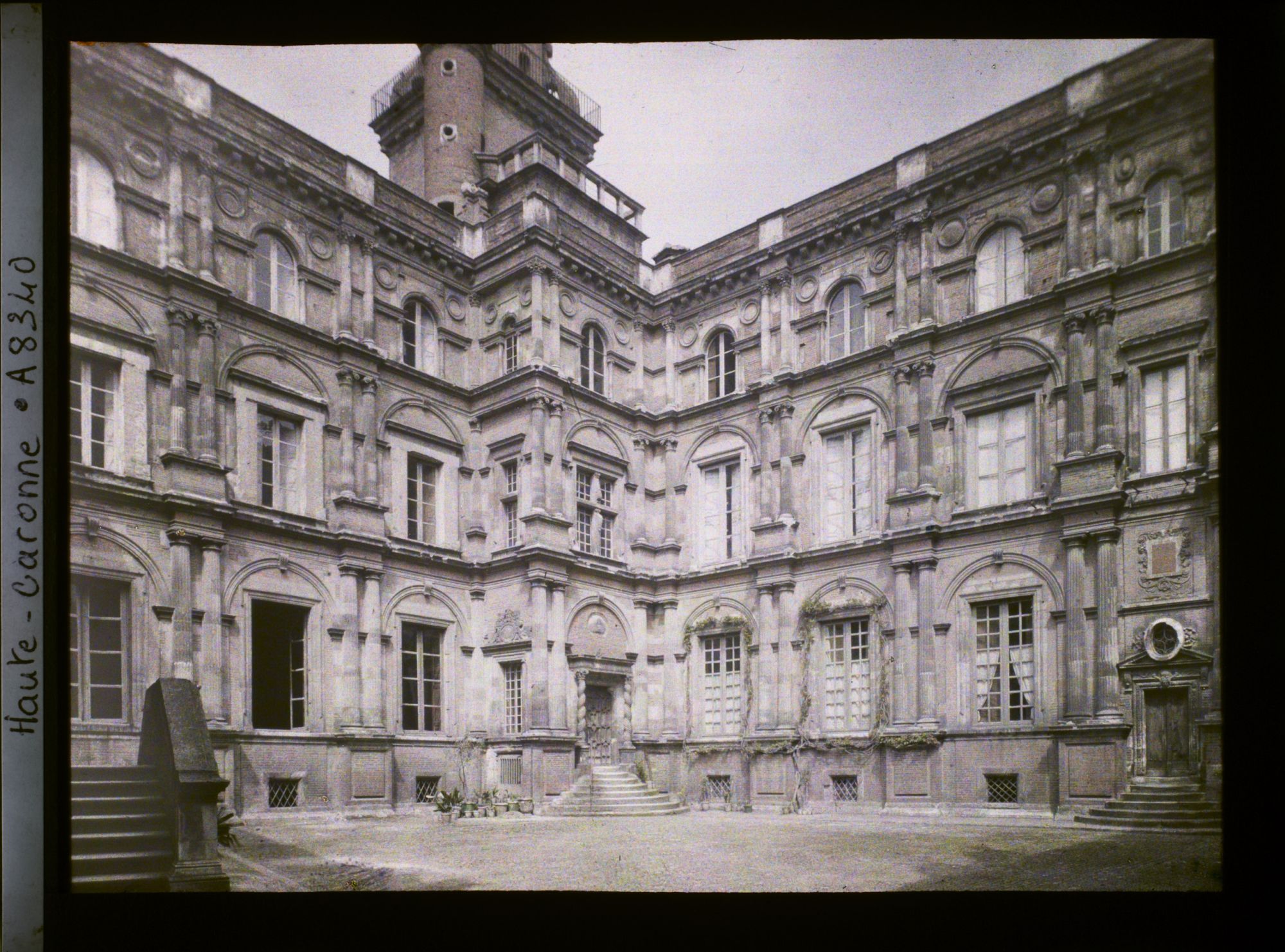 Image représentant La cour de l'Hôtel d'Assézat, actuelle fondation Bemberg