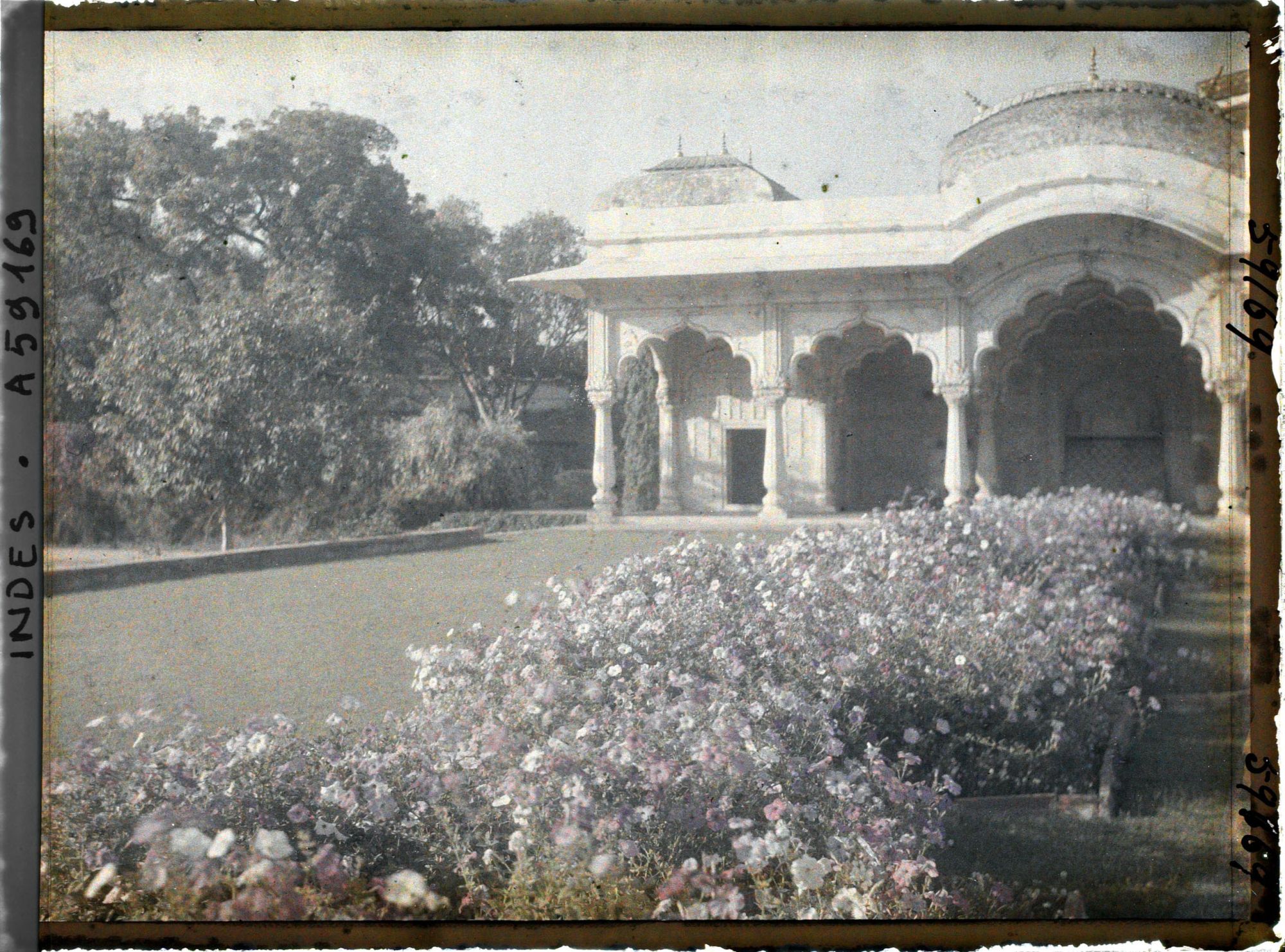 Image représentant Le pavillon de marbre devant la tour de l'Empereur (Shah Burj) dans le fort Rouge (Lal Qila)