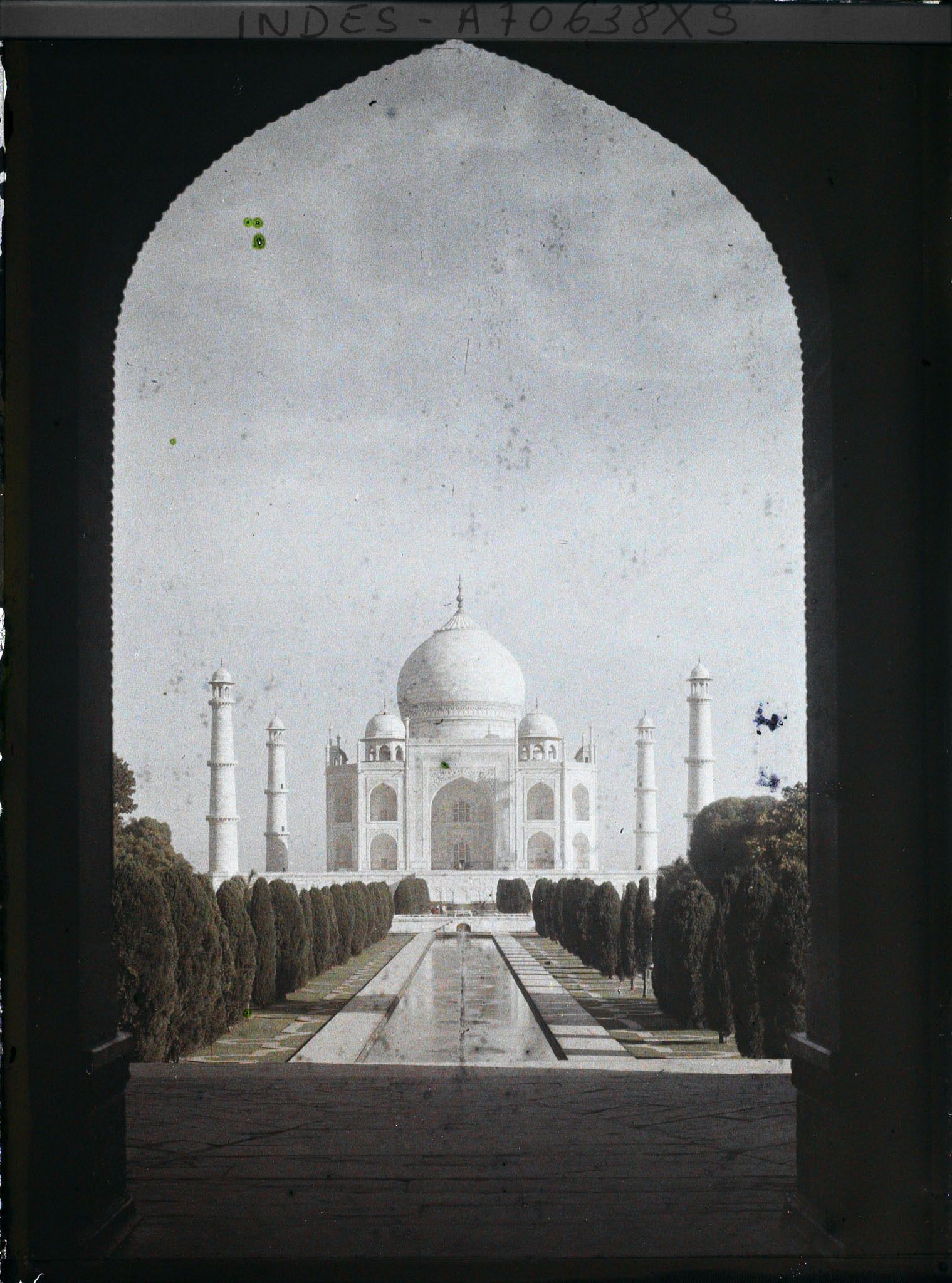 Image représentant Le grand canal axial et le mausolée vus de la porte monumentale de l'enceinte du Taj Mahal