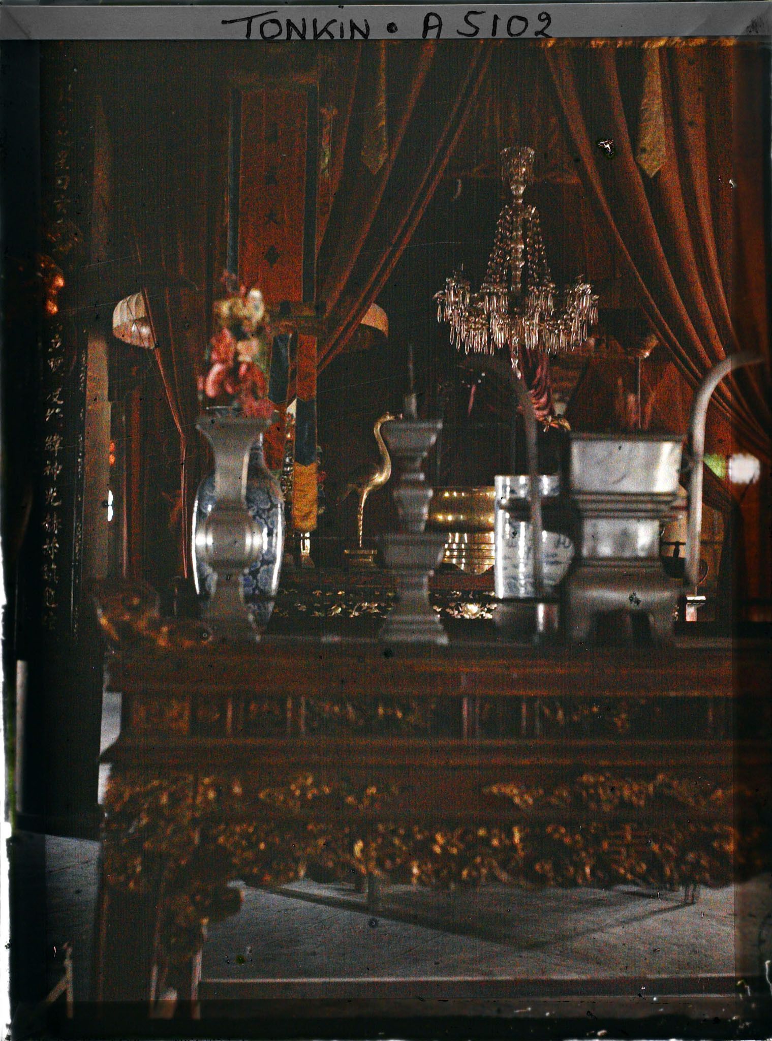 Image représentant Un autel au temple Chan-vu (ou Tran-vu) dans le quartier de la Citadelle (le Grand Lac)