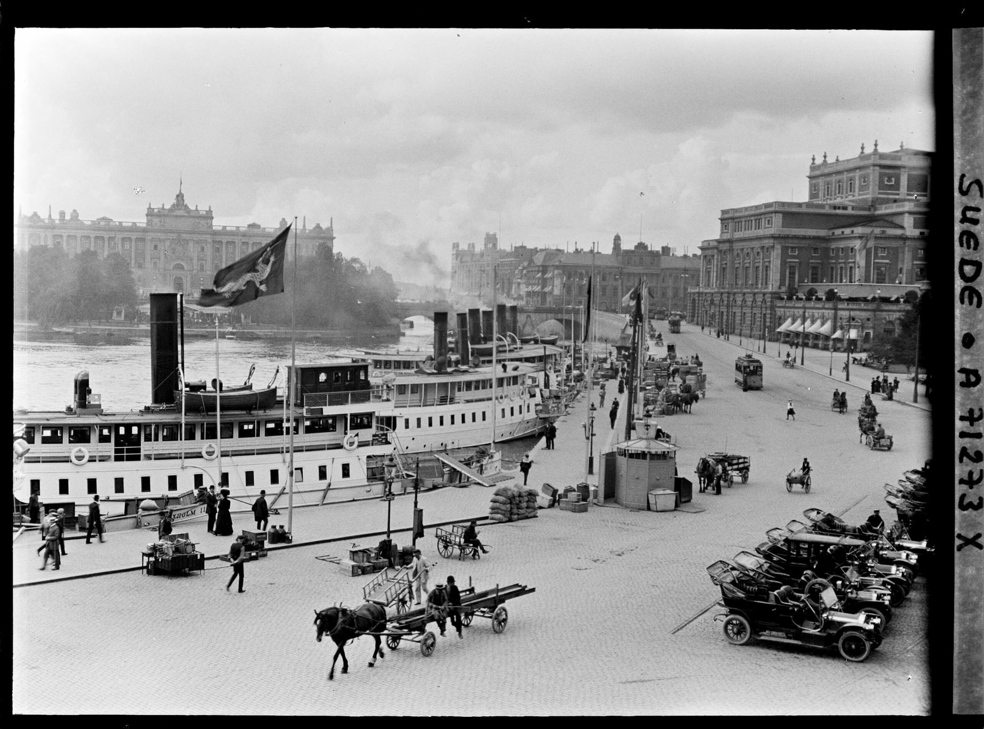 Image représentant Bateaux à vapeur amarrés au port de Blasieholmen, vus depuis l'étage d'un immeuble.