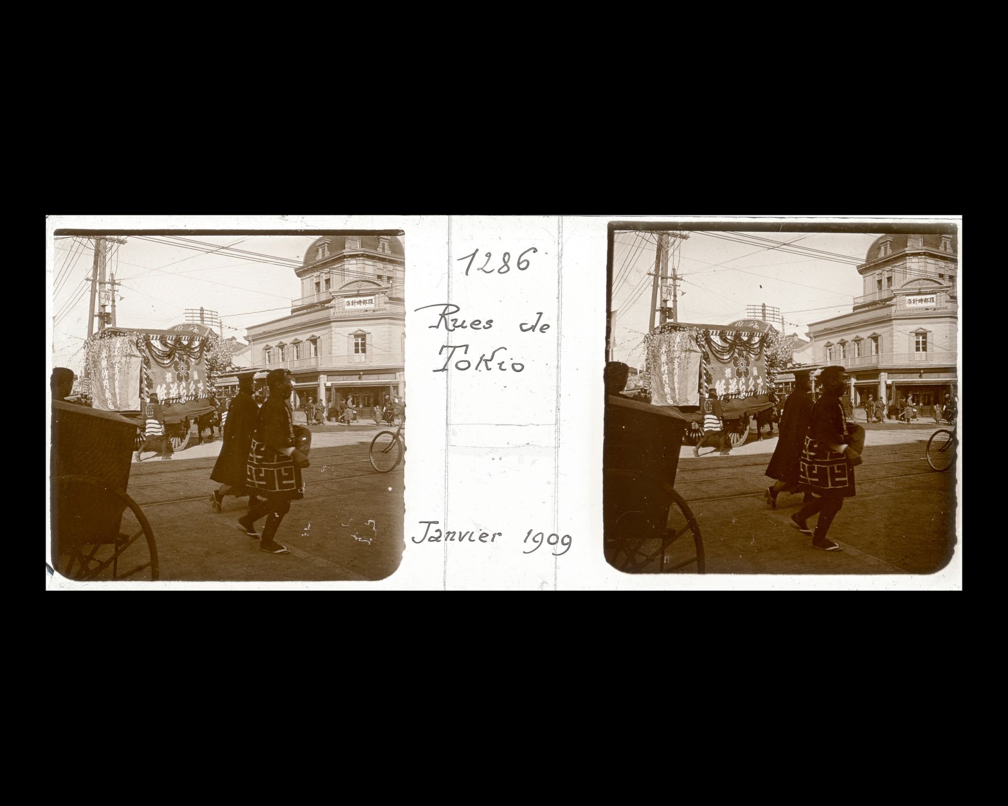 Image représentant Défilé de chars de maisons de commerce pour le Nouvel An, probablement sur Ginza