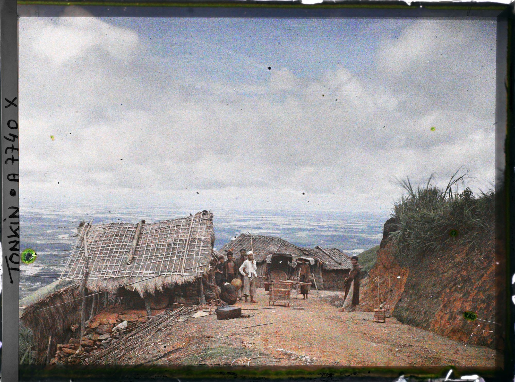 Image représentant Des villageois devant leurs habitations, au bord de la route à flanc du massif du Tam-dao (" Trois Sommets ")