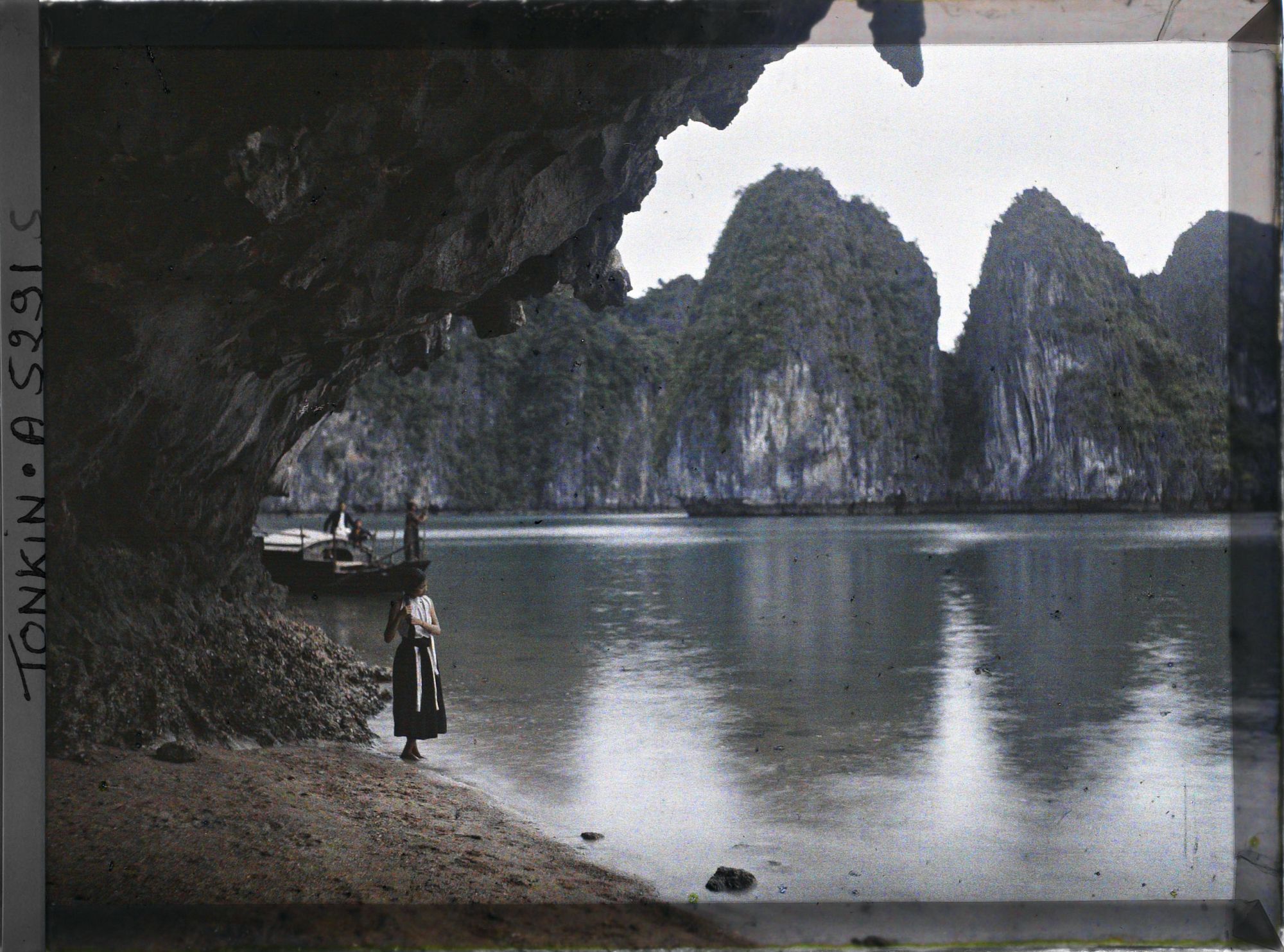 Image représentant Une jeune fille se coiffant au bord de l'eau dans le Cirque de la Surprise