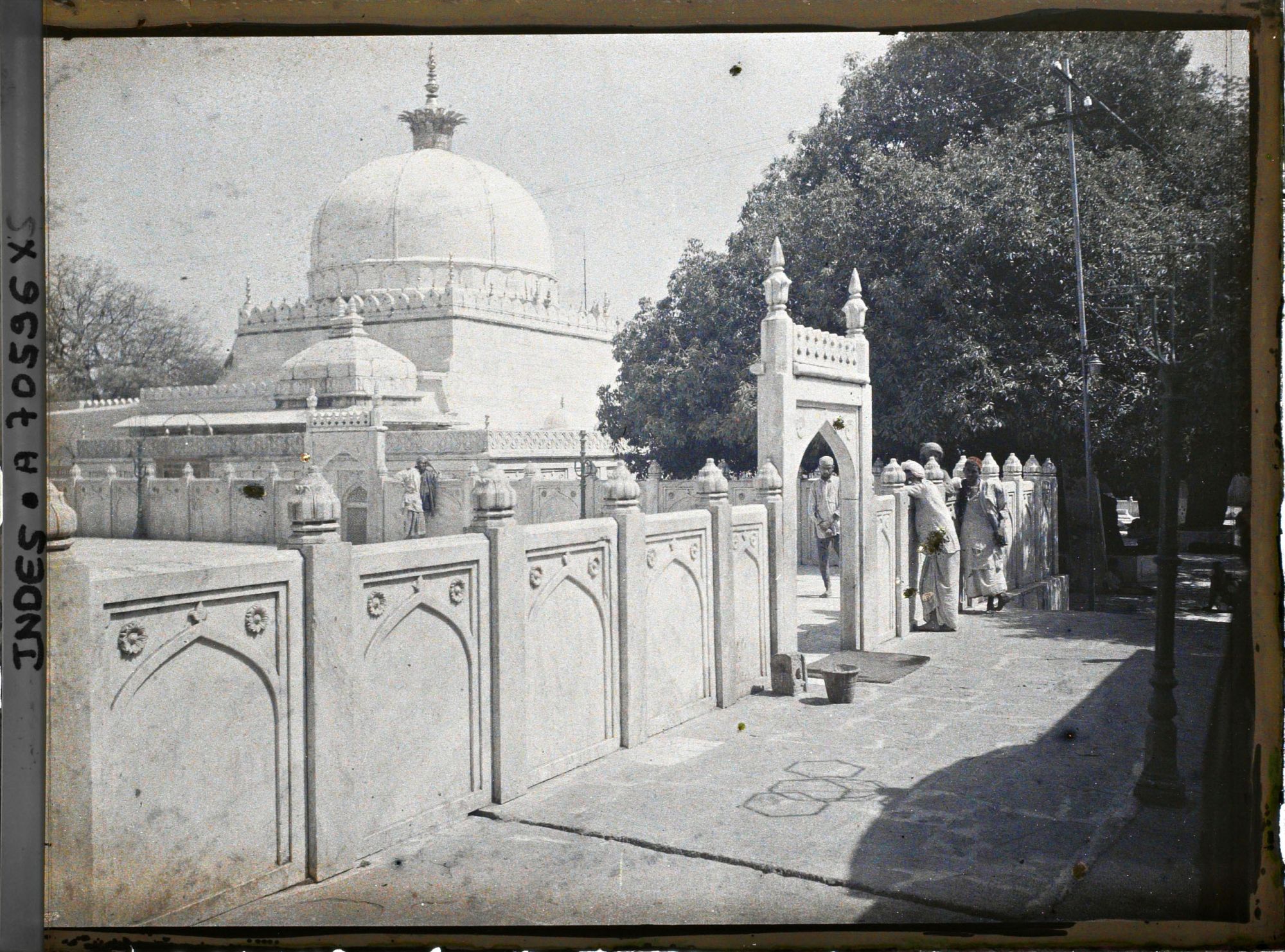 Image représentant Une cour près du mausolée du saint musulman Khaja-ud-Din Chishti dans le dargâh Sharif