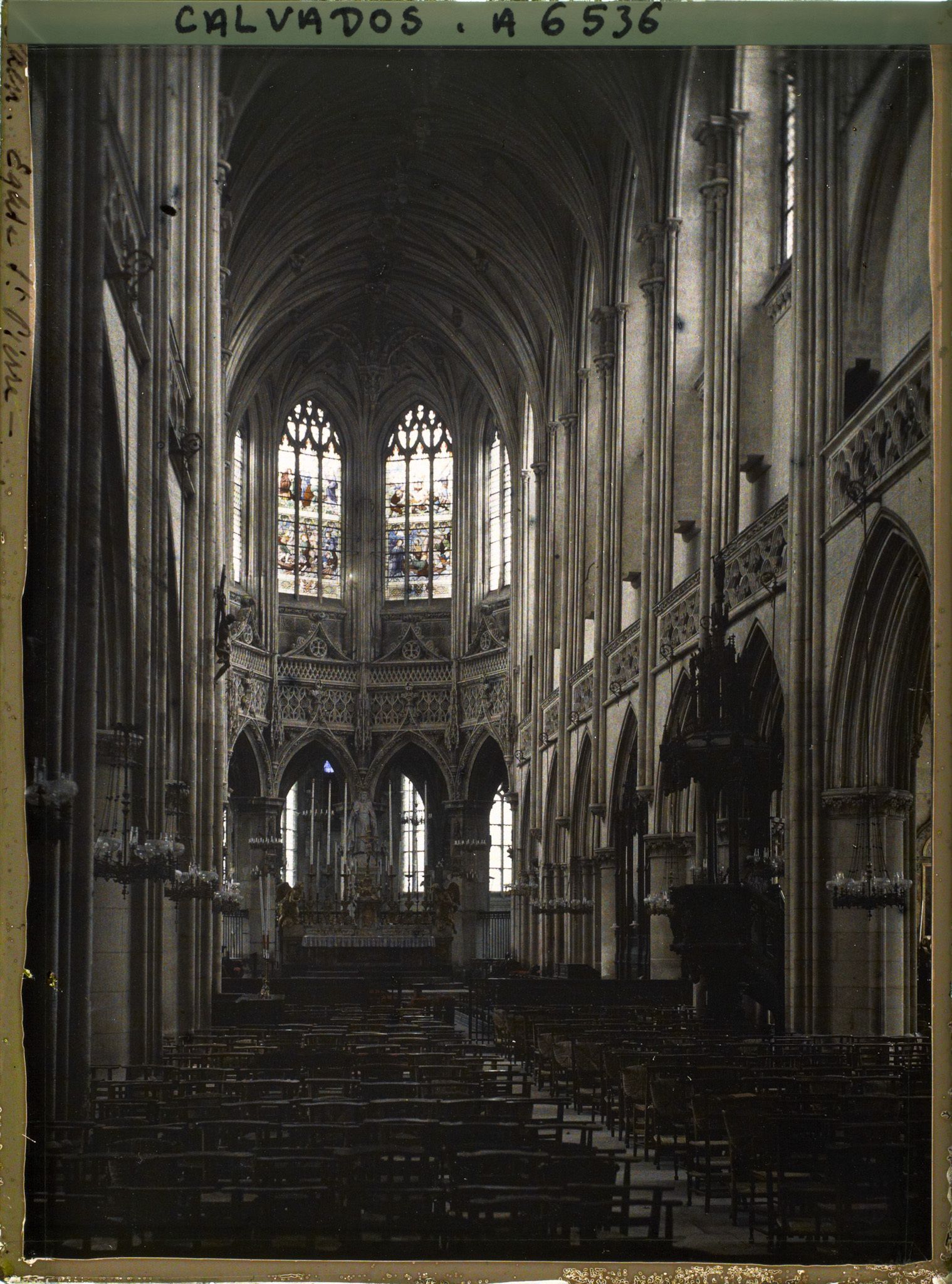 Image représentant Intérieur de l'église Saint-Pierre