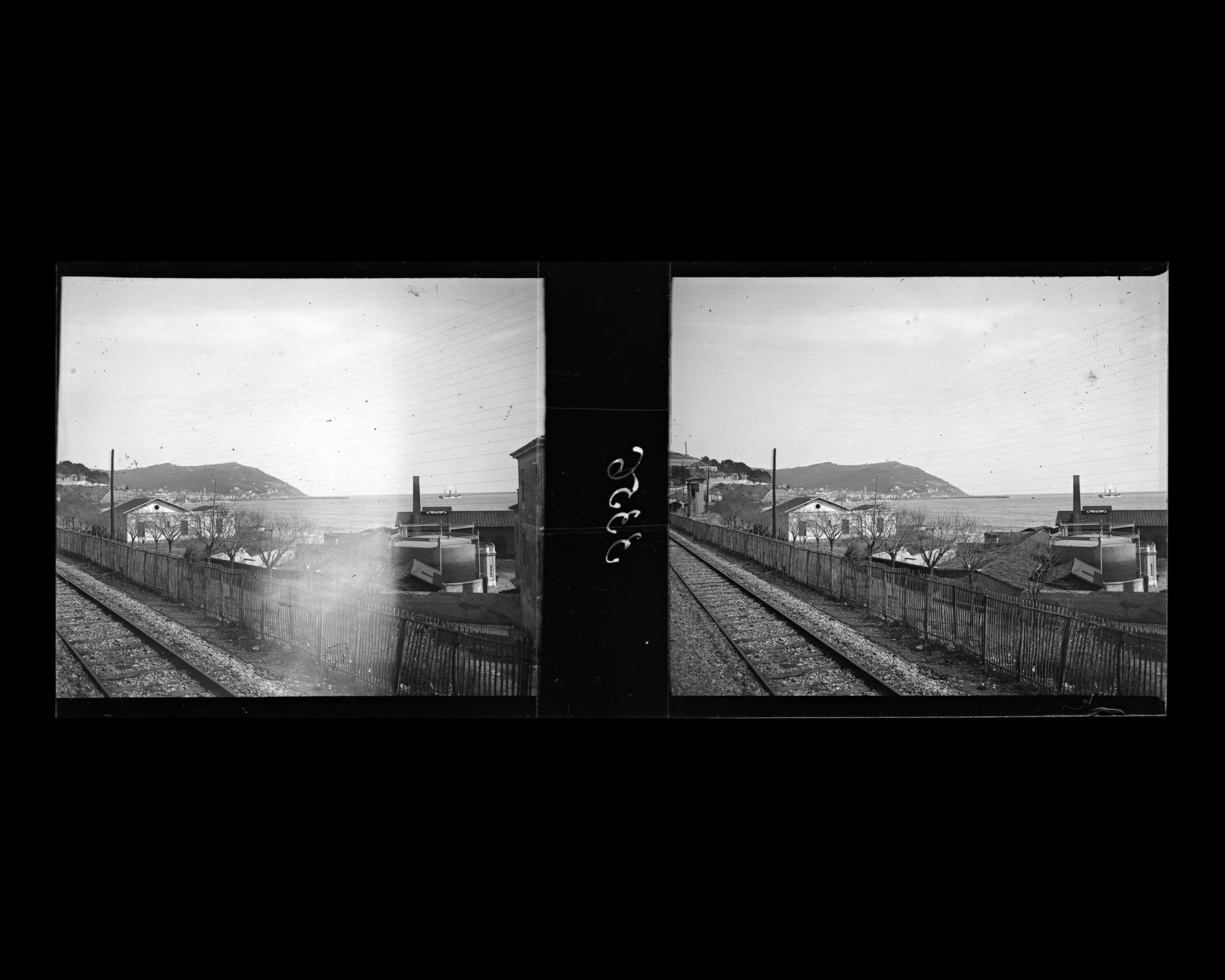 Image représentant Une baie vue du train, probablement Imperia