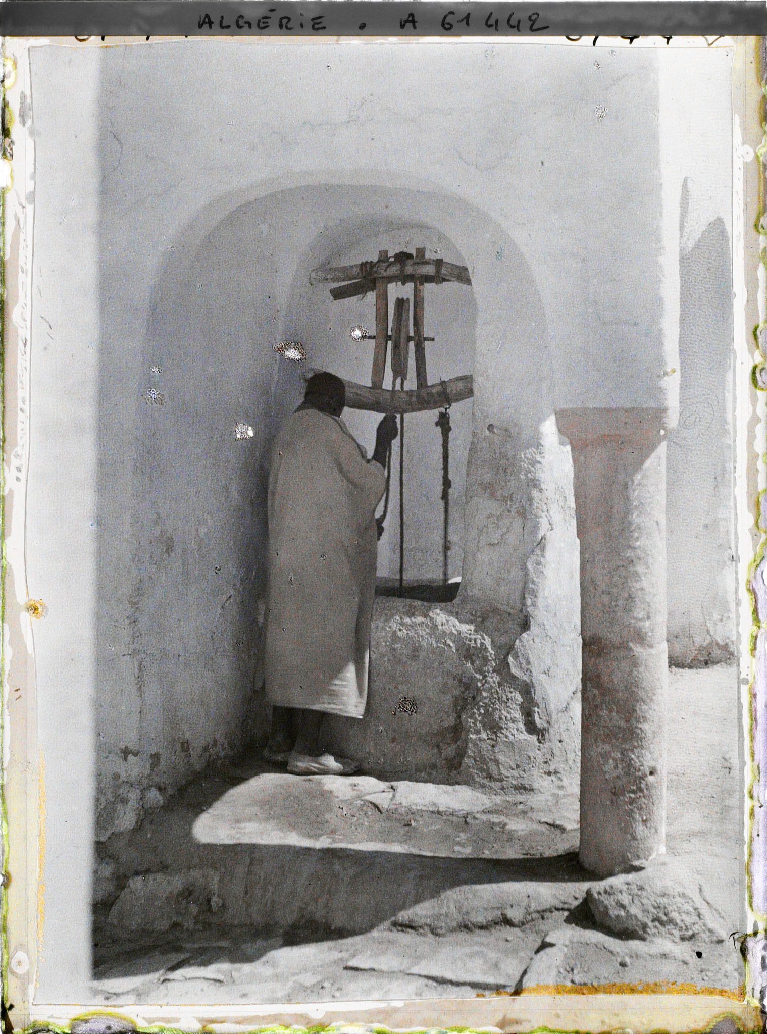 Image représentant Puits à l'angle d'une maison dans la ville