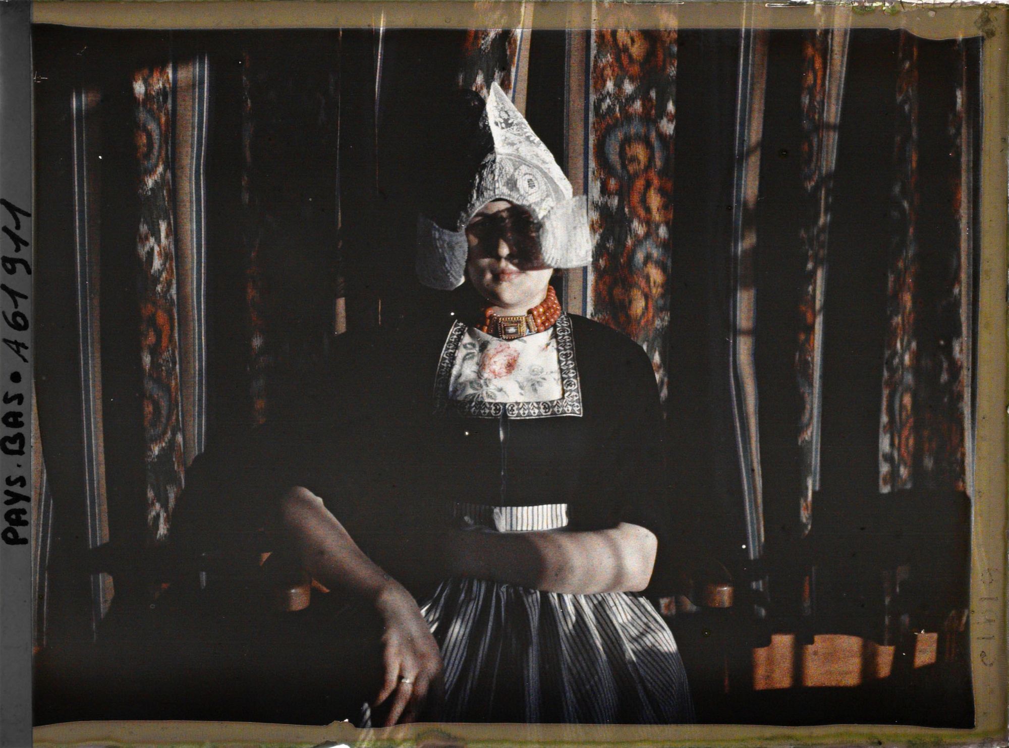 Image représentant Jeune fille en costume traditionnel