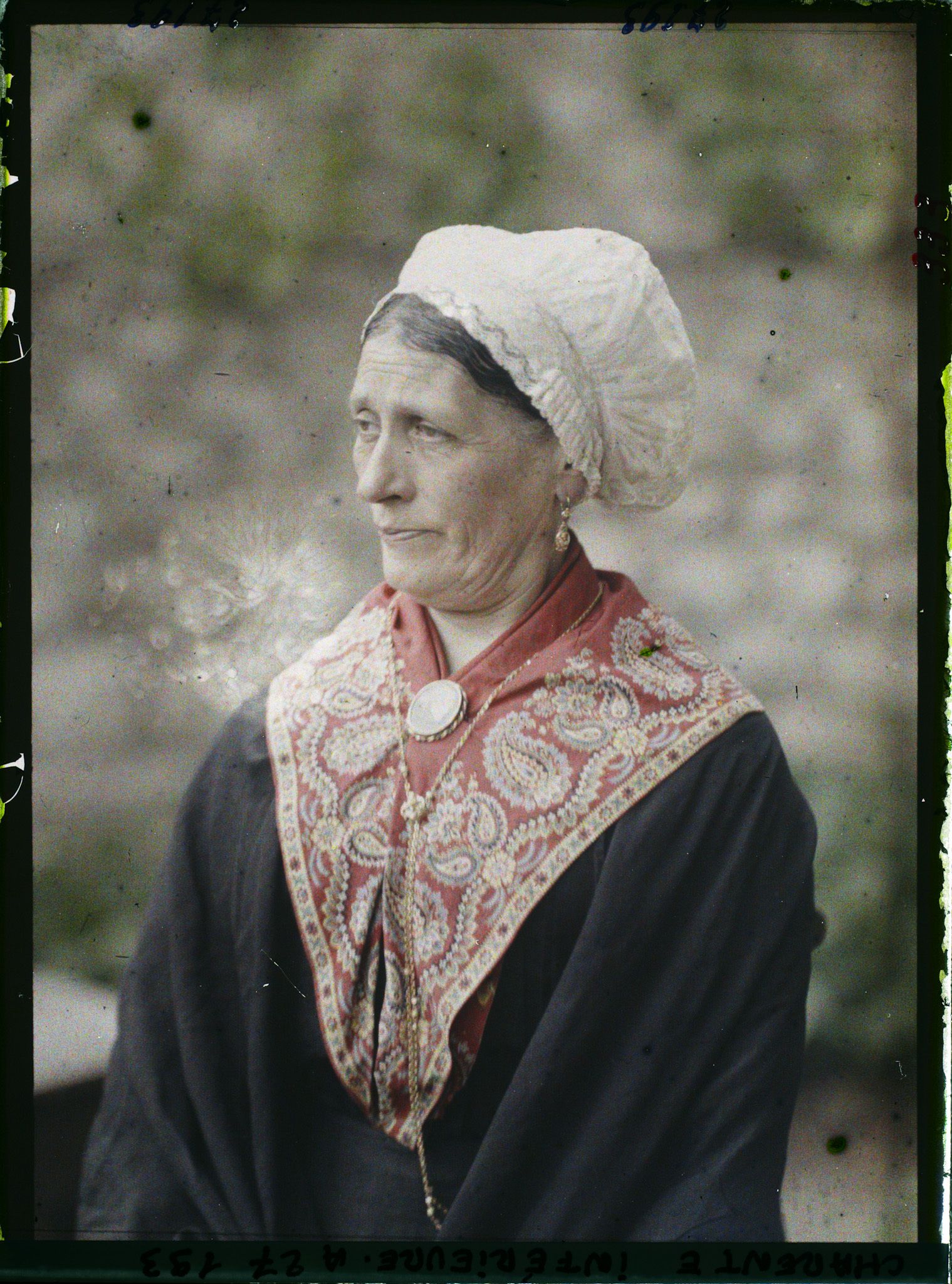 Image représentant Madame Bonnet portant la coiffe rochelaise