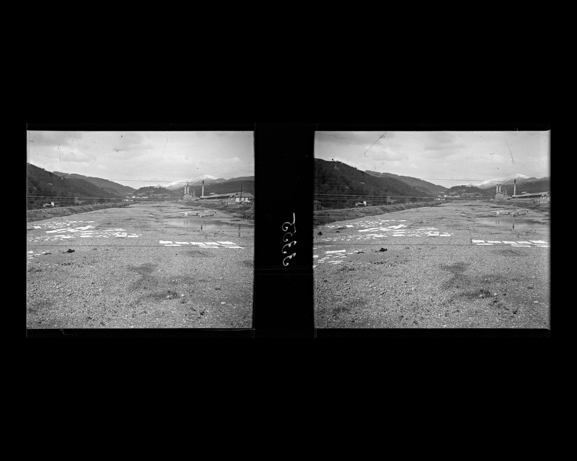 Image représentant Un cours d'eau asséché vu tu train