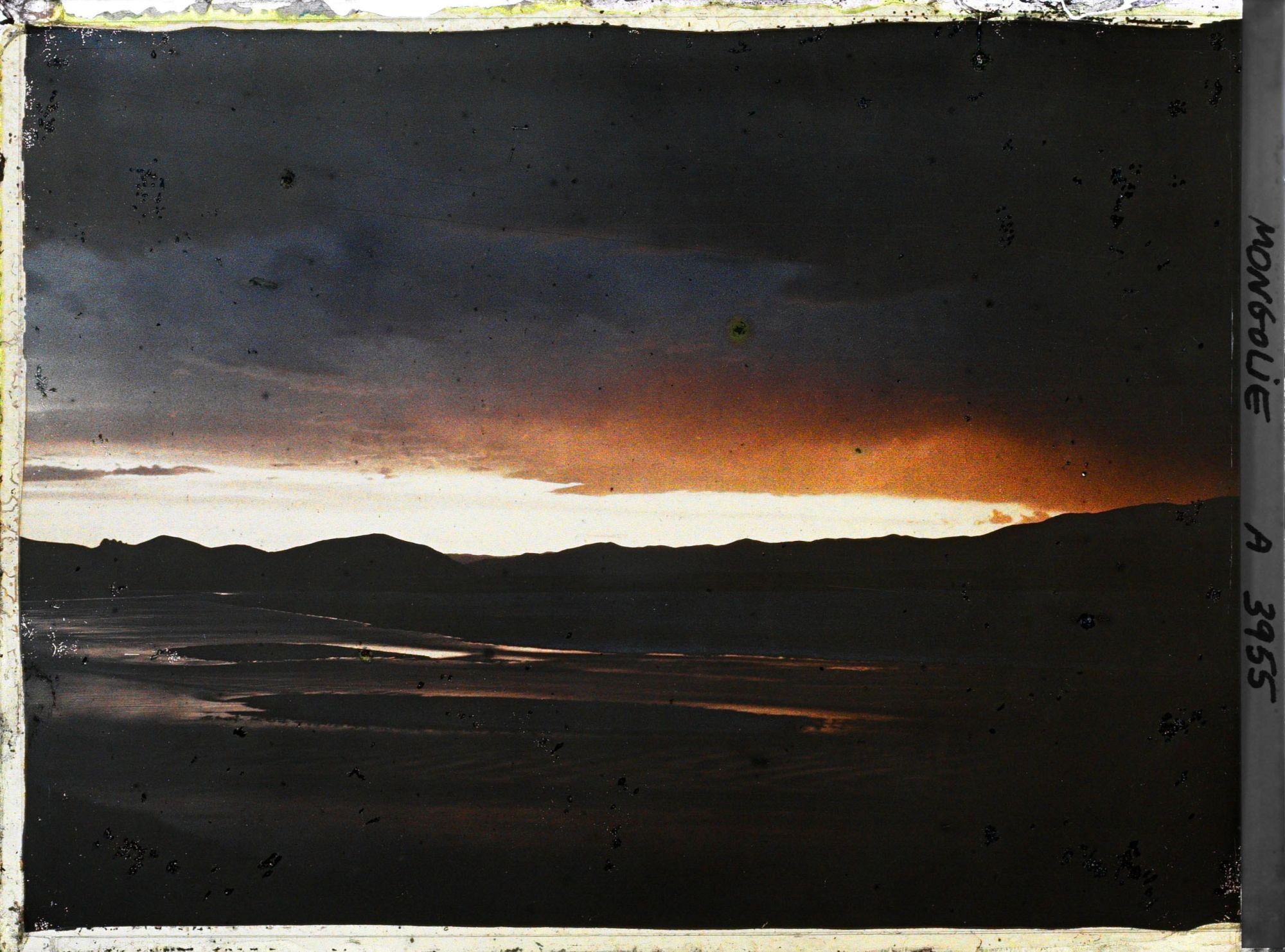 Image représentant Coucher de soleil sur un cours d'eau, peut-être la Tola