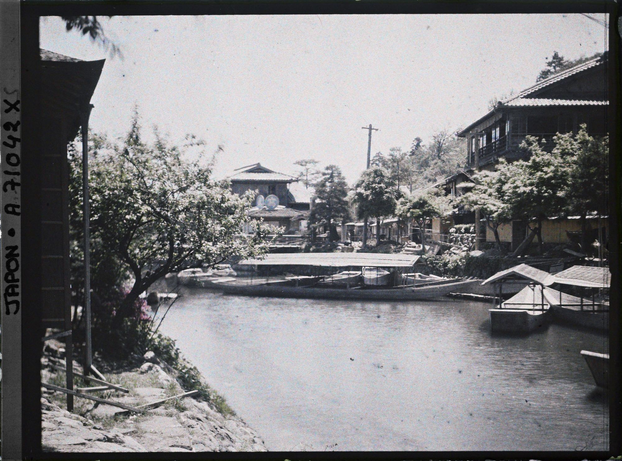 Image représentant canal ou rivière traversant une ville