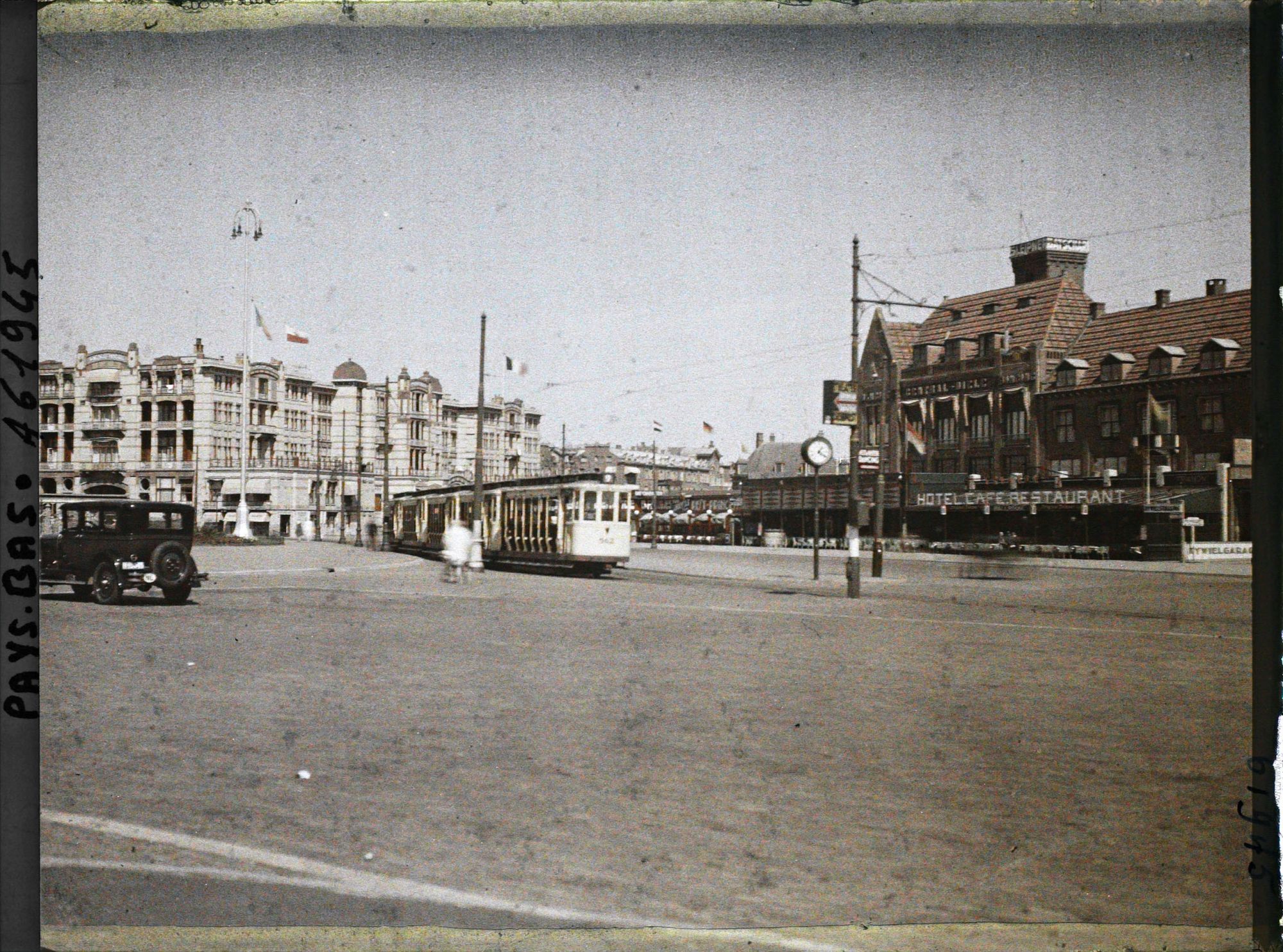 Image représentant La Grande place avec le Palace à l'arrière-plan