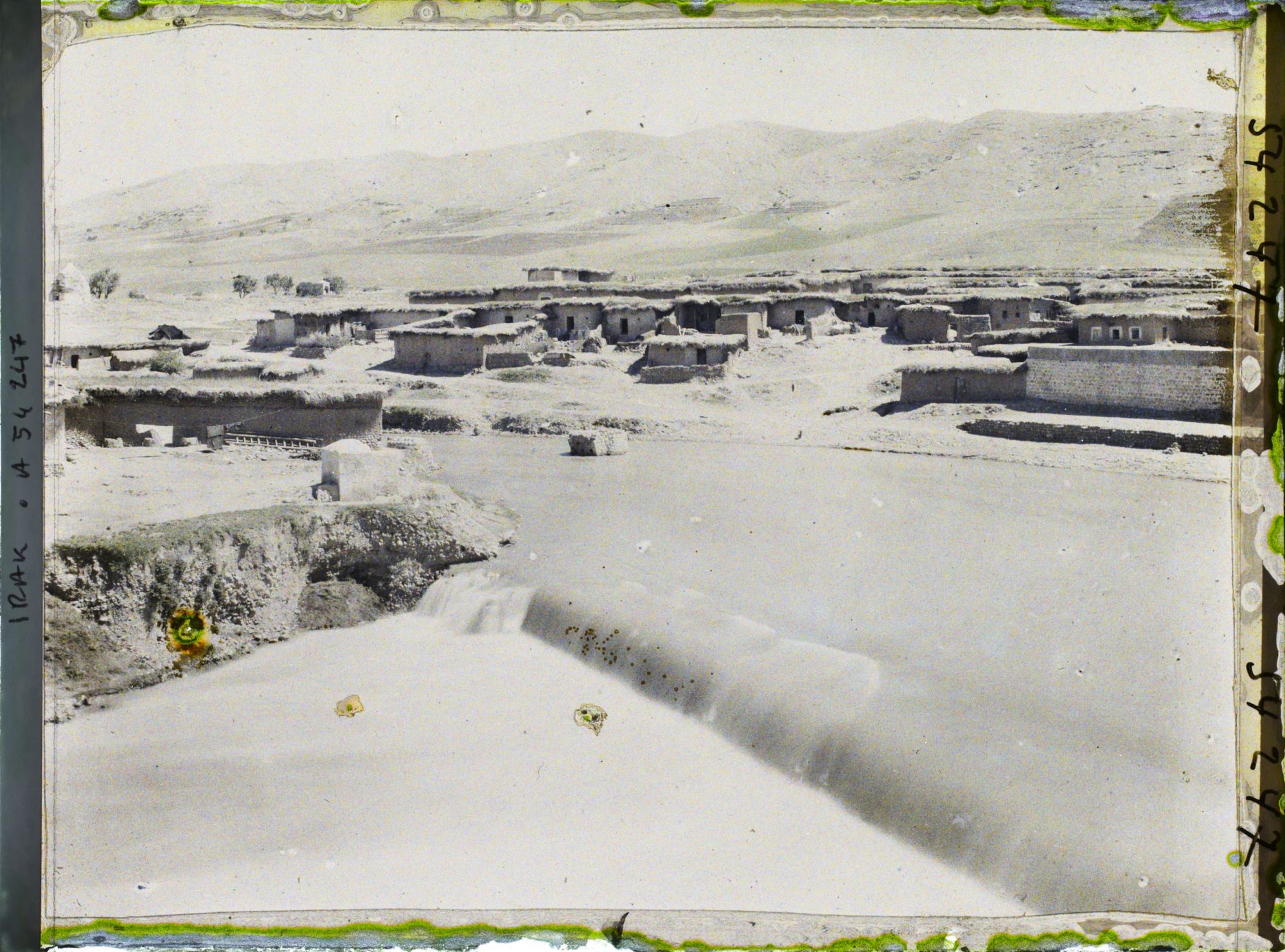 Image représentant Le village, la rivière Khabur au pied des montagnes (chaîne du Zagros, frontière du Kurdistan)