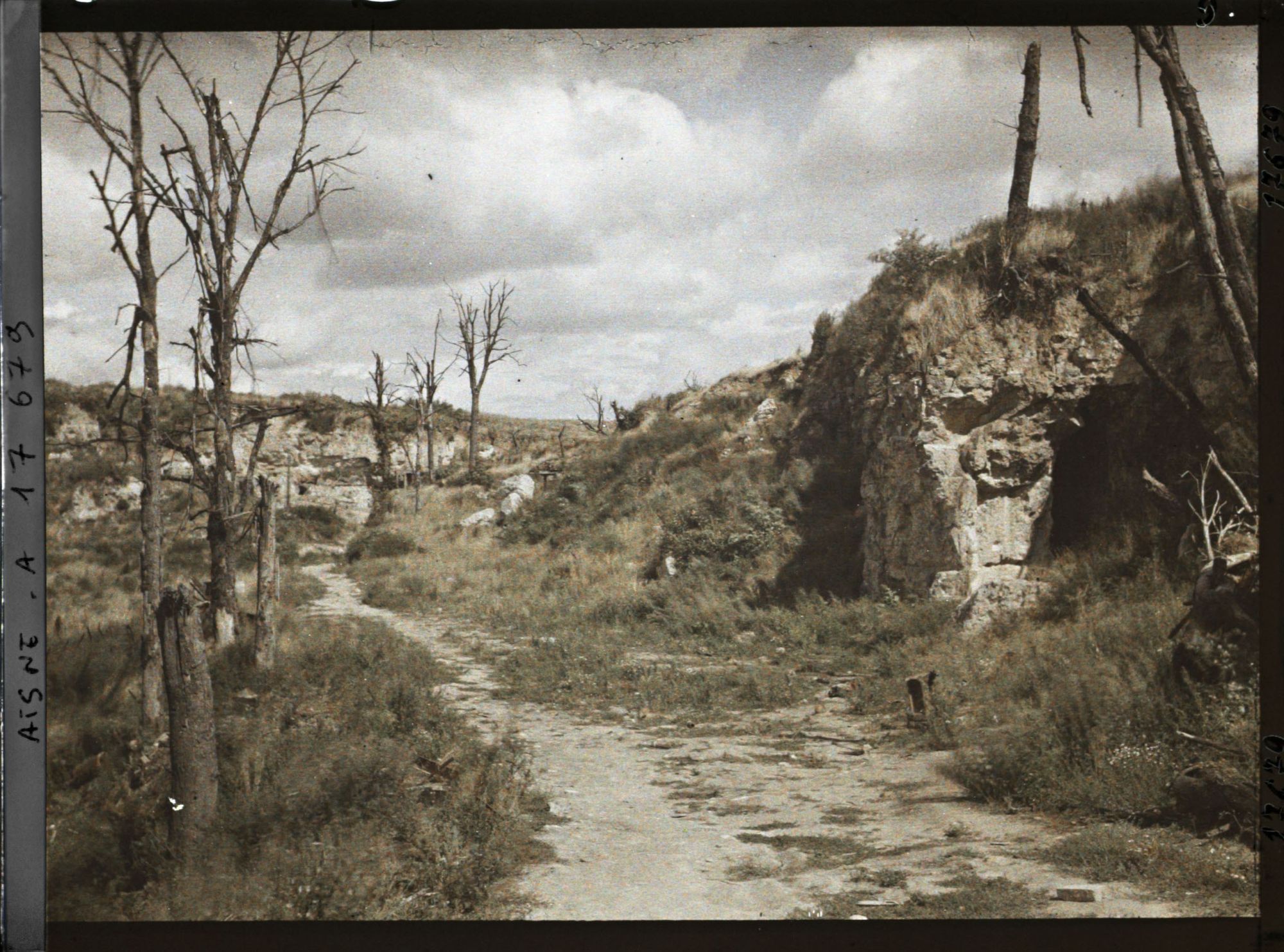 Image représentant France, Laffaux, Un chemin au ravin (à gauche les grottes