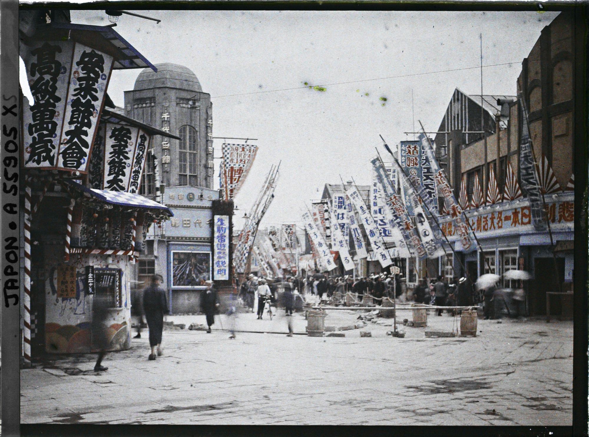 Image représentant Quartier d'Asakusa, rassemblement de chanteurs folkloriques près du cinéma Chiyoda