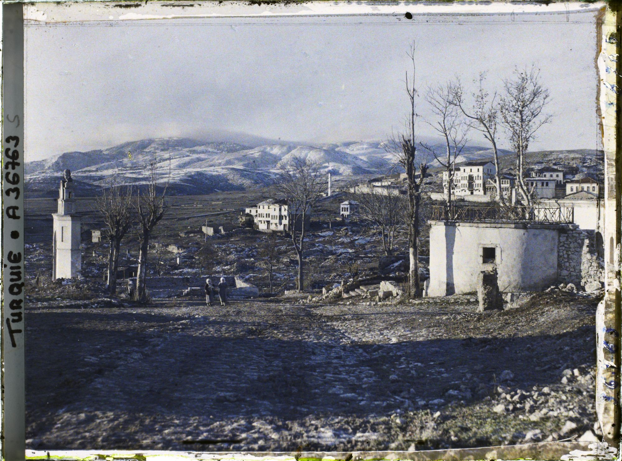 Image représentant Panorama de la ville dévastée vers les montagnes