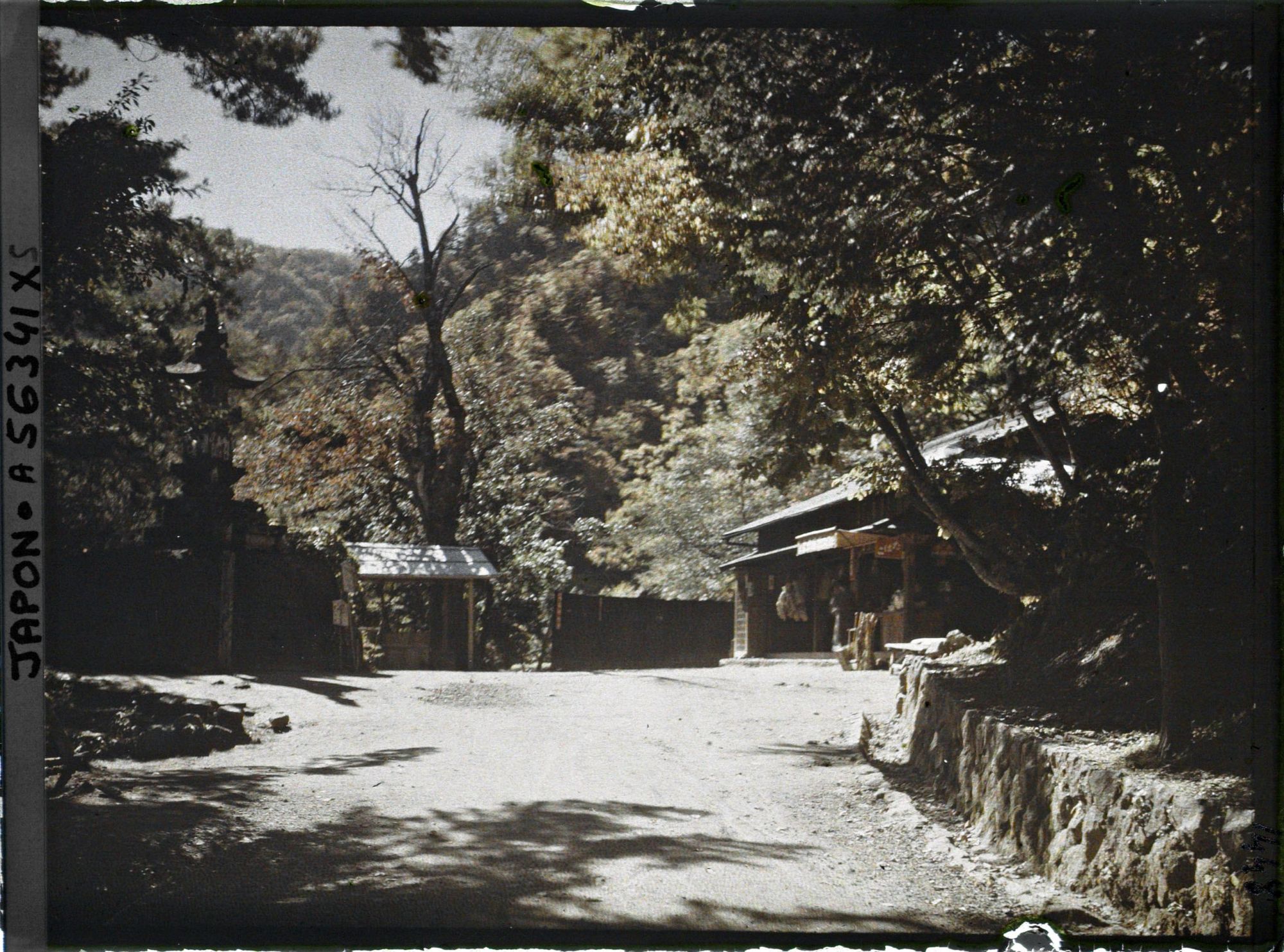 Image représentant Abords d'un édifice religieux (?) sur la route Irohazaka menant à Chuzenji