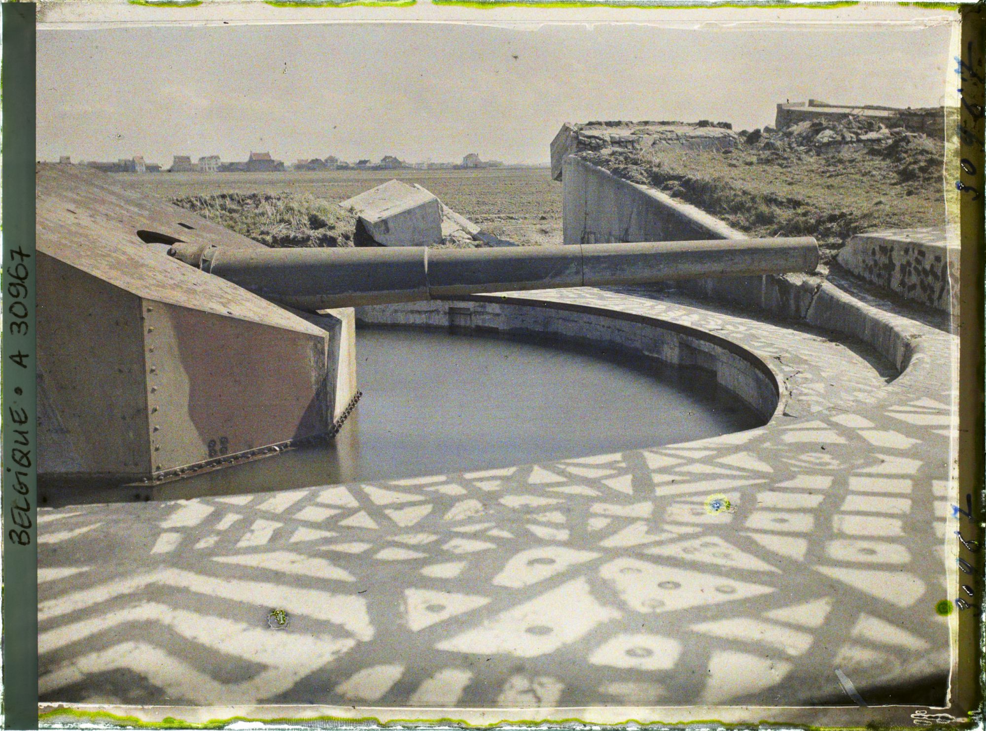 Image représentant Belgique, Middelkerke-Mariakerke, Batterie Tirpitz - Une pièce dans son cuvelage