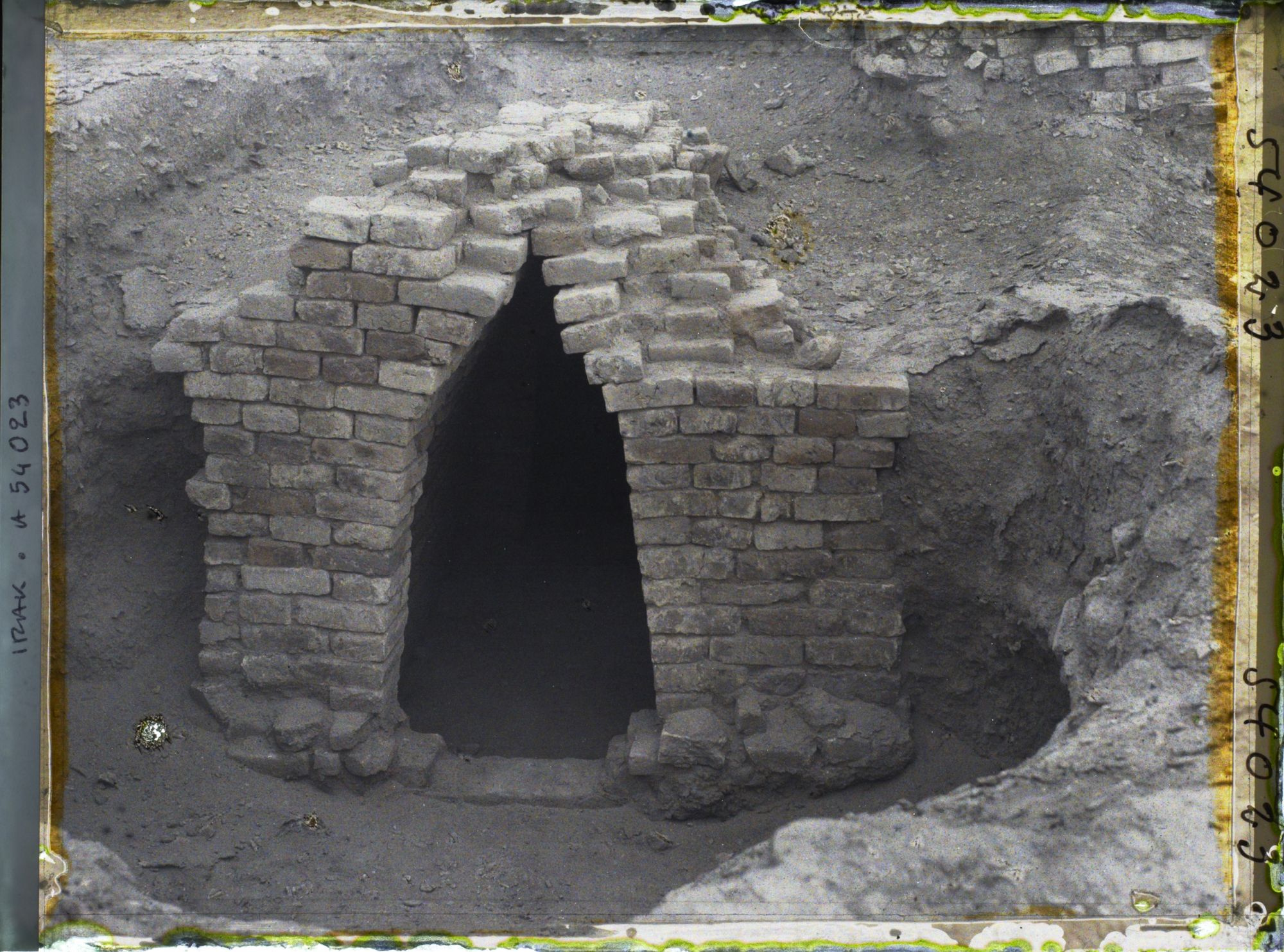 Image représentant Entrée par un escalier d'un caveau voûté en encorbellement