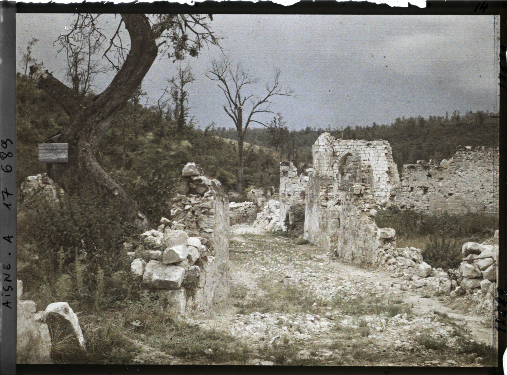 Image représentant France, Sancy, Une rue, maisons en ruines