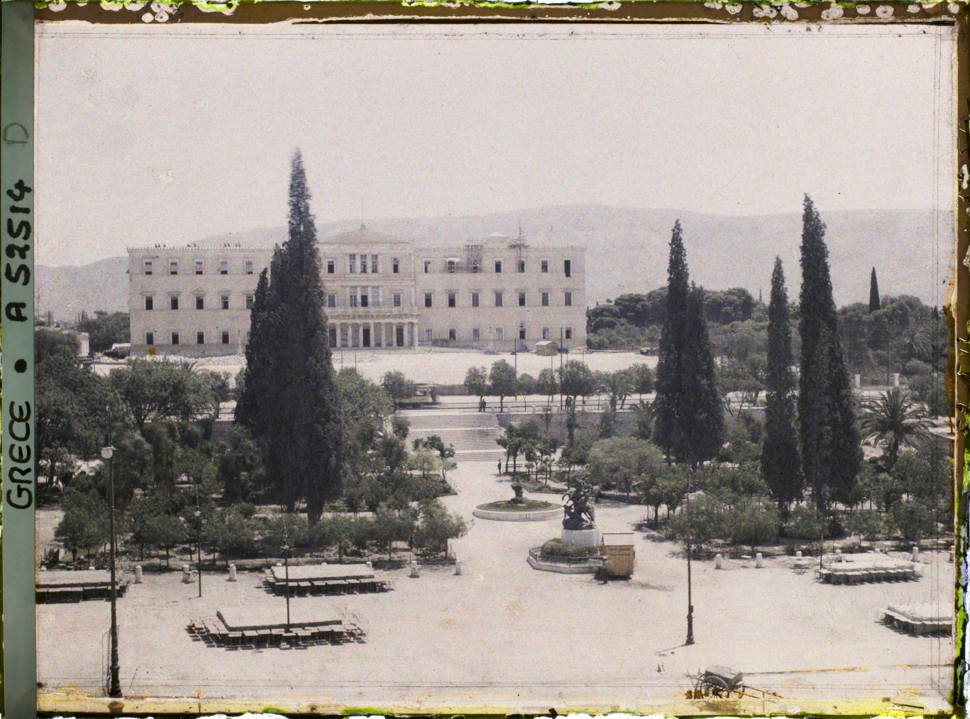 Image représentant La place de la Constitution (Place Syntagma) avec le Palais Royal (actuelle Chambre des Députés) et son jardin (Jardin Royal)