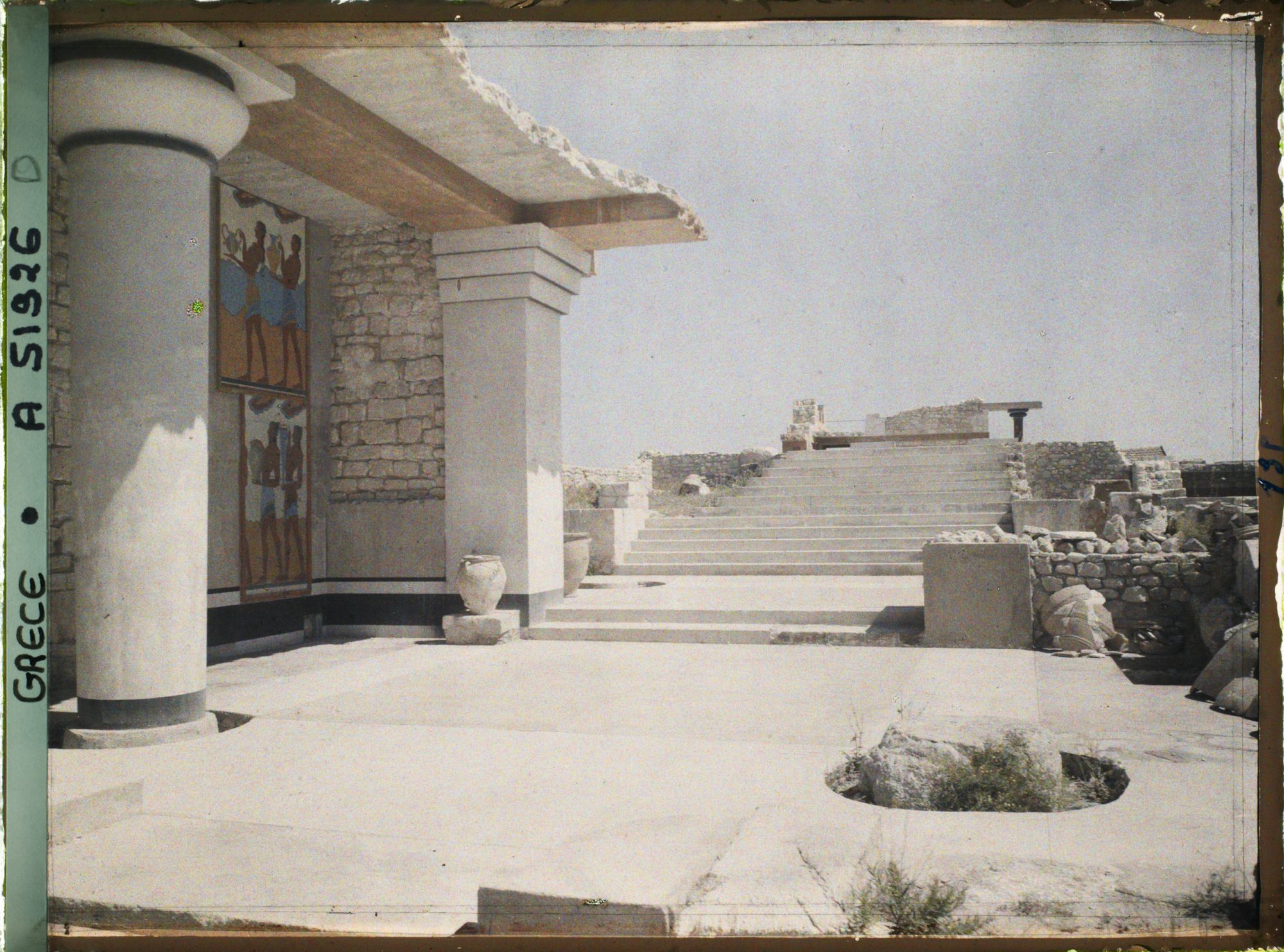 Image représentant Les propylées sud du Palais avec la fresque des porteurs d'offrandes et l'escalier d'honneur
