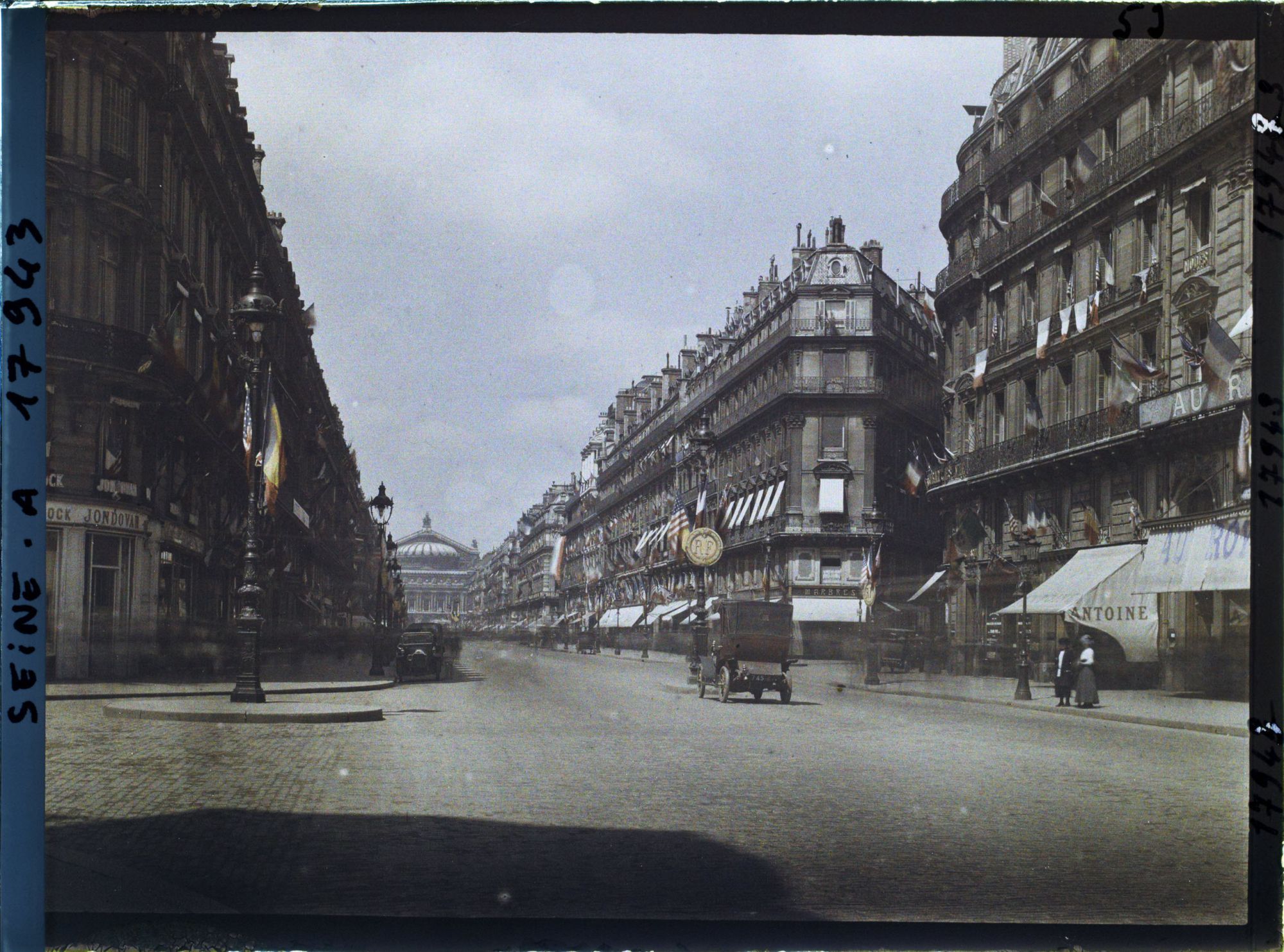 Image représentant L'avenue de l'Opéra au lendemain des fêtes de la Victoire des 13 et 14 juillet 1919