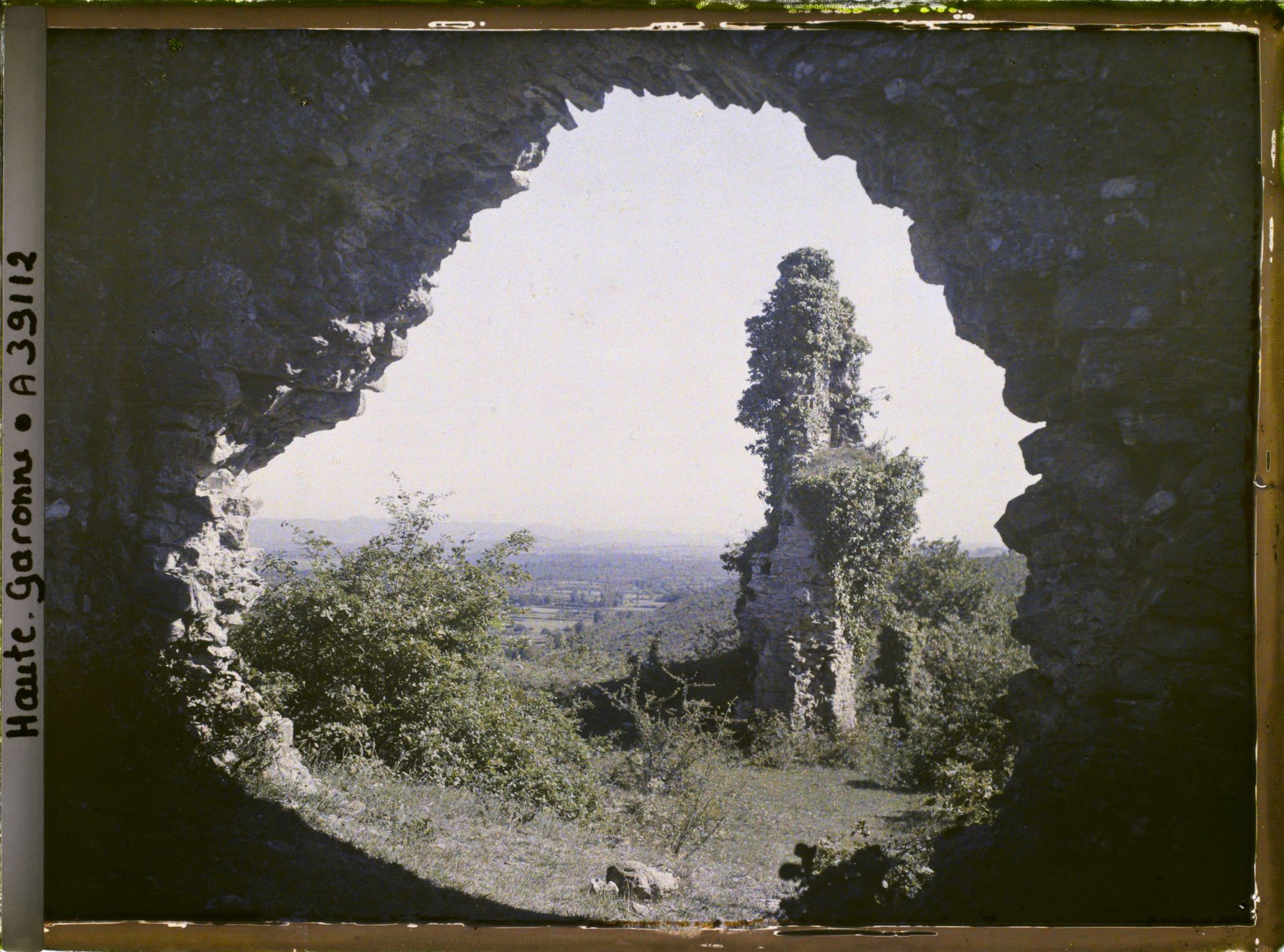 Image représentant France, Montespan Hte Garonne, Vue prise à travers la brèche du Chau de Montespan vers le Nord Est