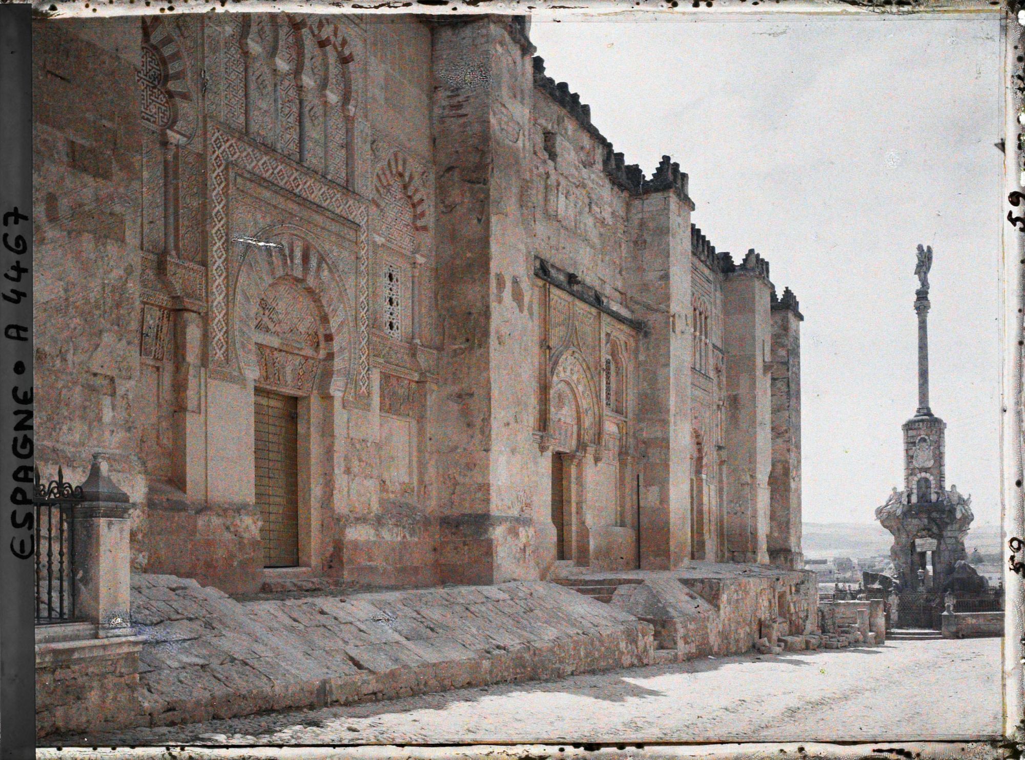 Image représentant Espagne, Cordoue, Bas Cotés, avec anciennes portes de la mosquée au fond, "El Triunfo"