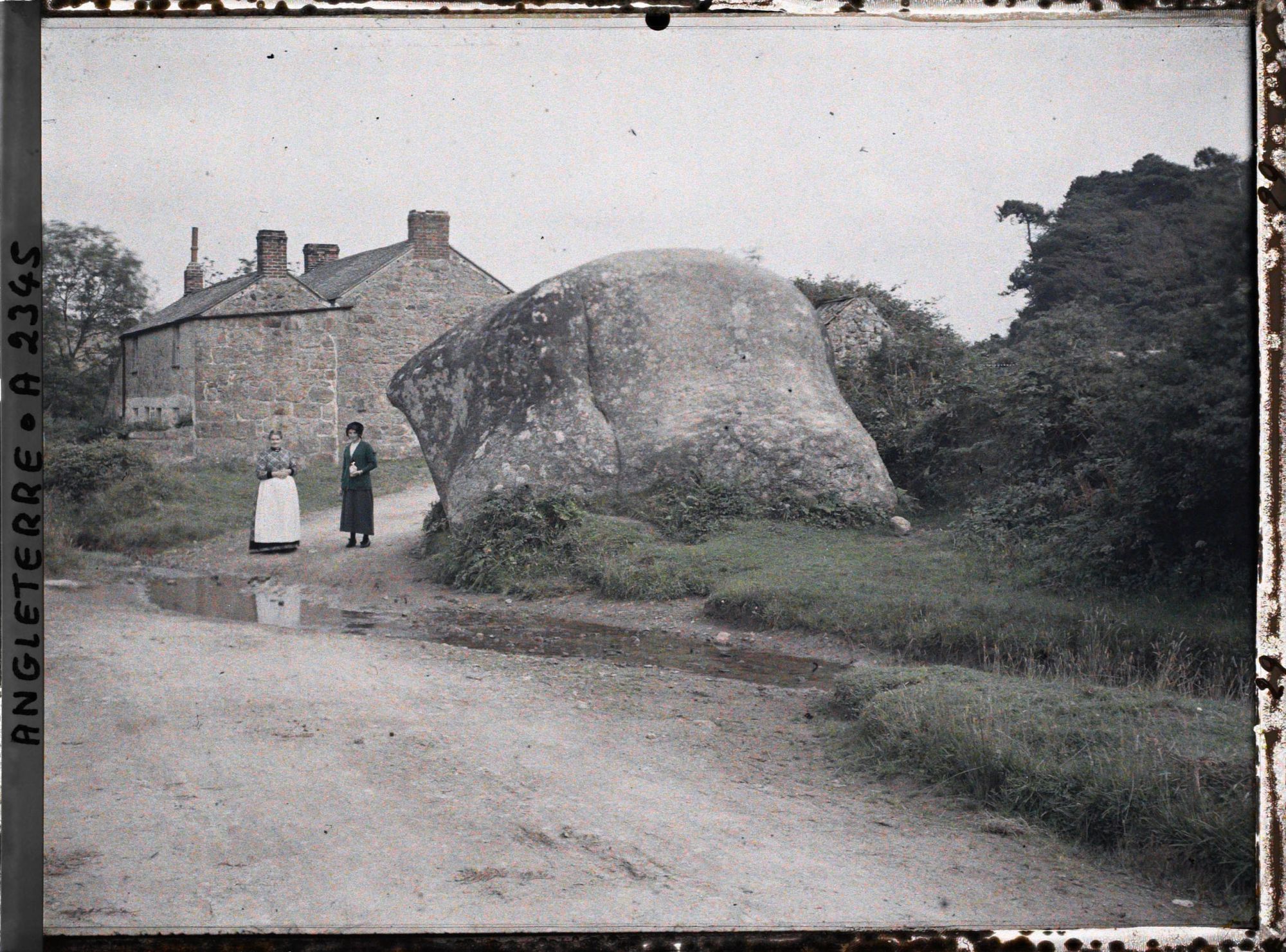 Image représentant Deux jeunes femmes près d'un imposant rocher