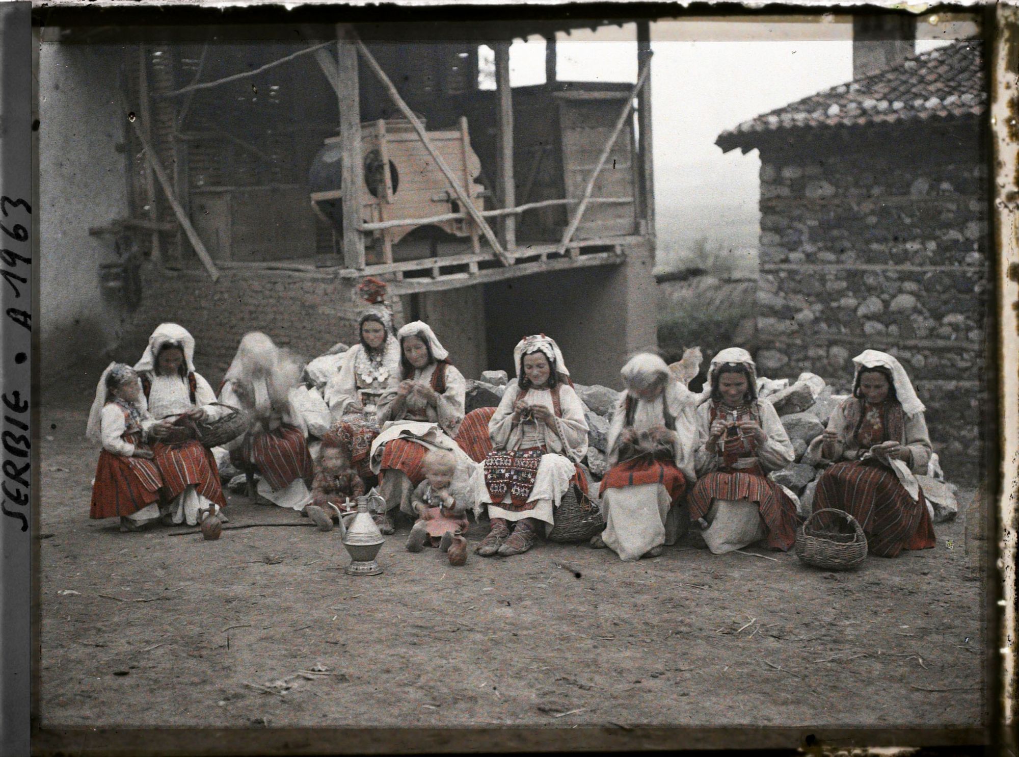 Image représentant Femmes serbes en costume de fête