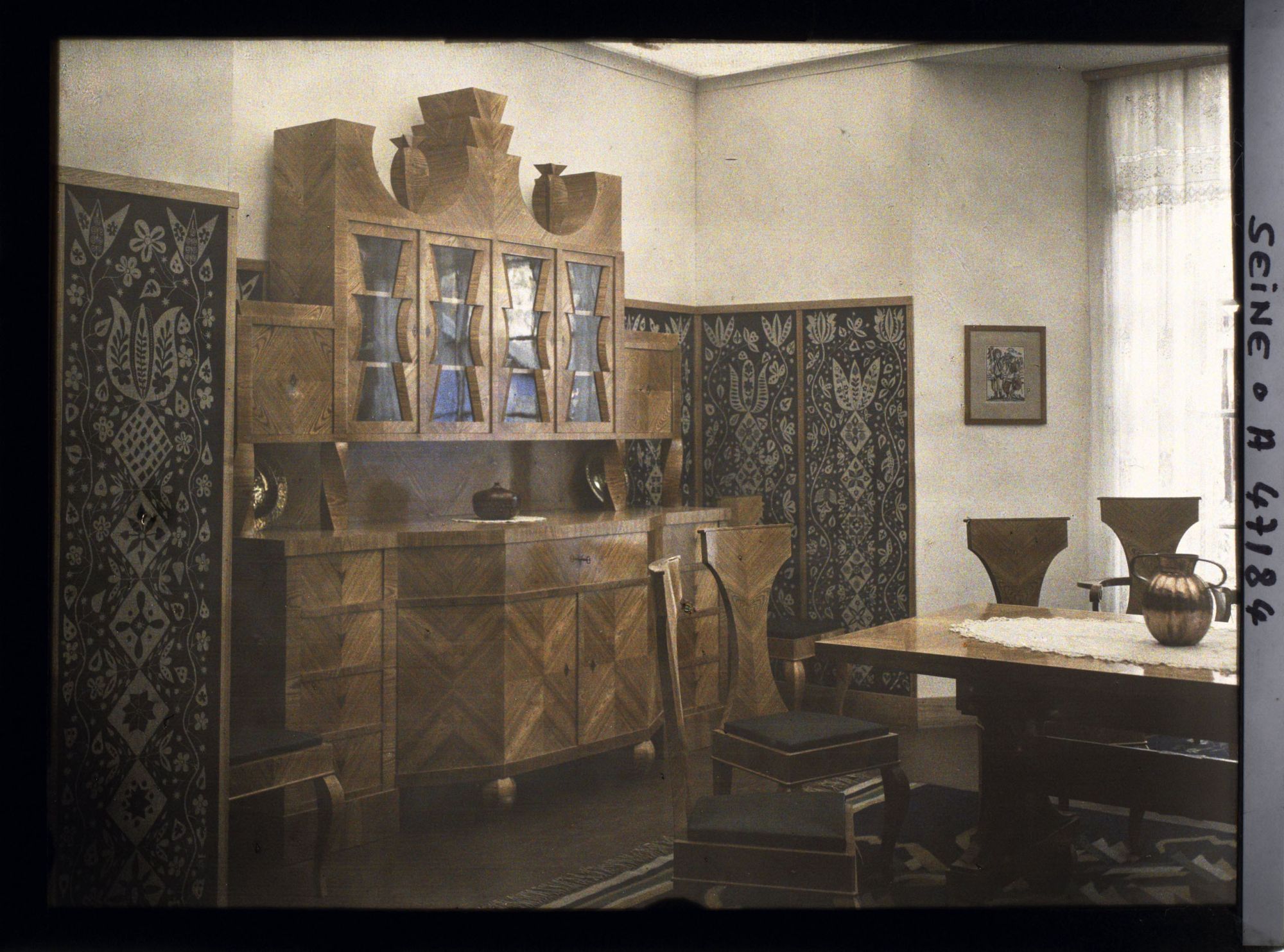 Image représentant L'Exposition des arts décoratifs, Section de la Pologne, sur le Cours-la-Reine, salle à manger, mobilier de Jastrzebowski