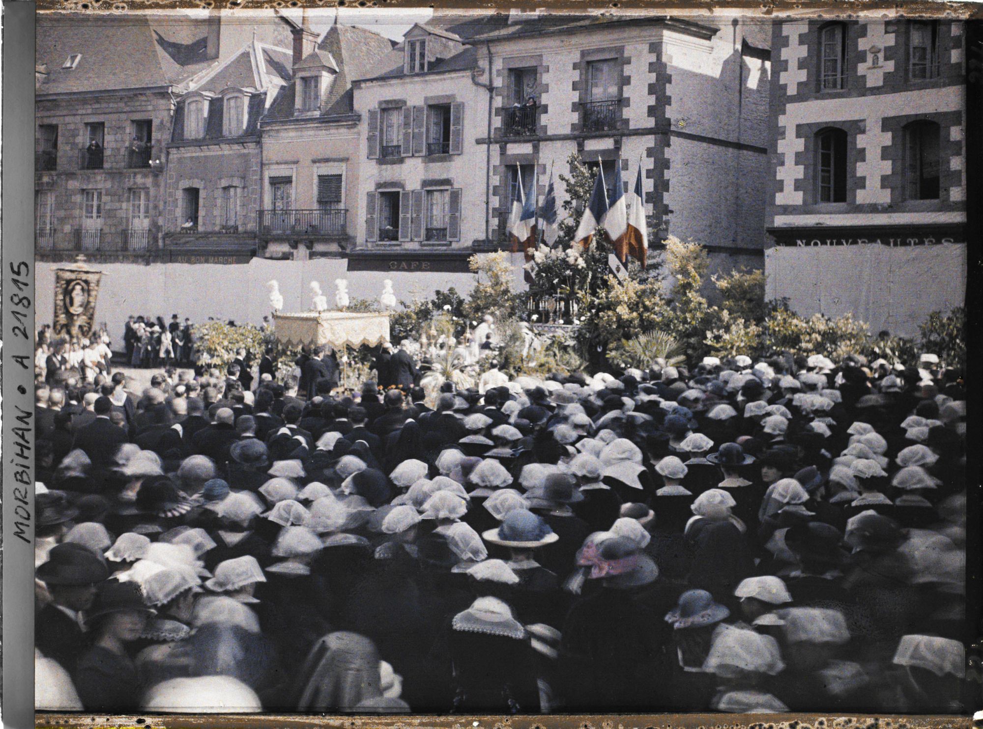 Image représentant La procession de la Fête-Dieu devant le reposoir de la place de la République
