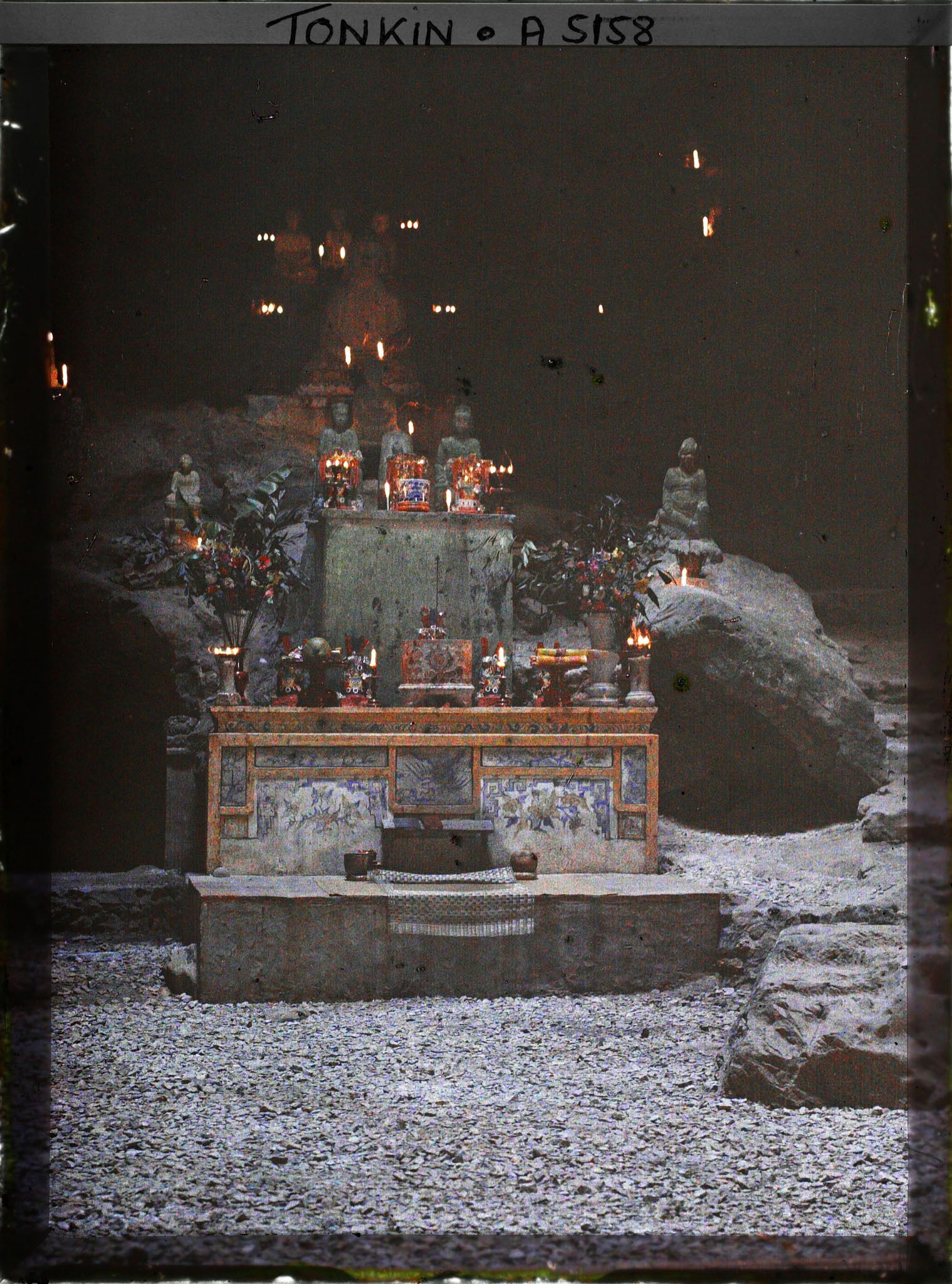 Image représentant Un autel à l'intérieur de la grotte de Long-chau dans le site bouddhique de Ninh-so'n