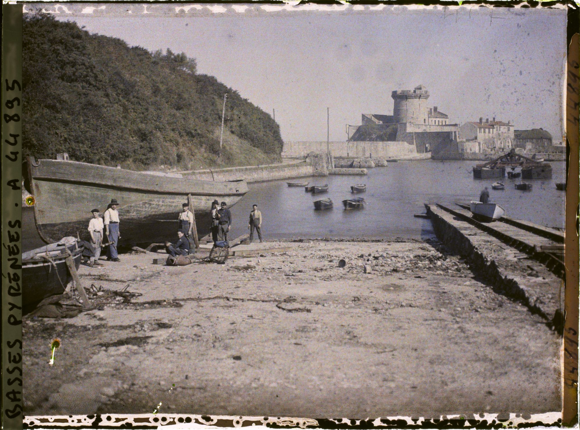 Image représentant France, Socoa, La jetée et le fort Groupe d'ouvriers réparant une embarcation